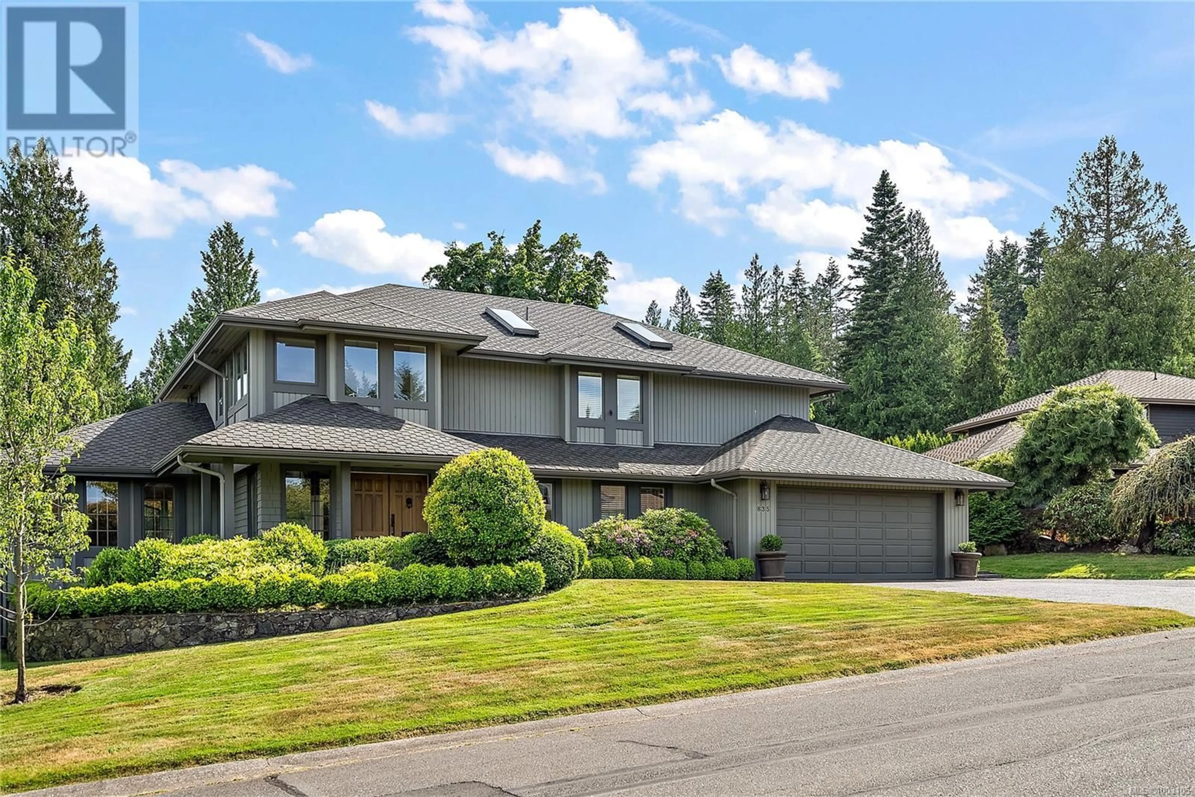 Home with vinyl exterior material, street for 835 GULFVIEW PLACE, Saanich British Columbia V8Y2R6