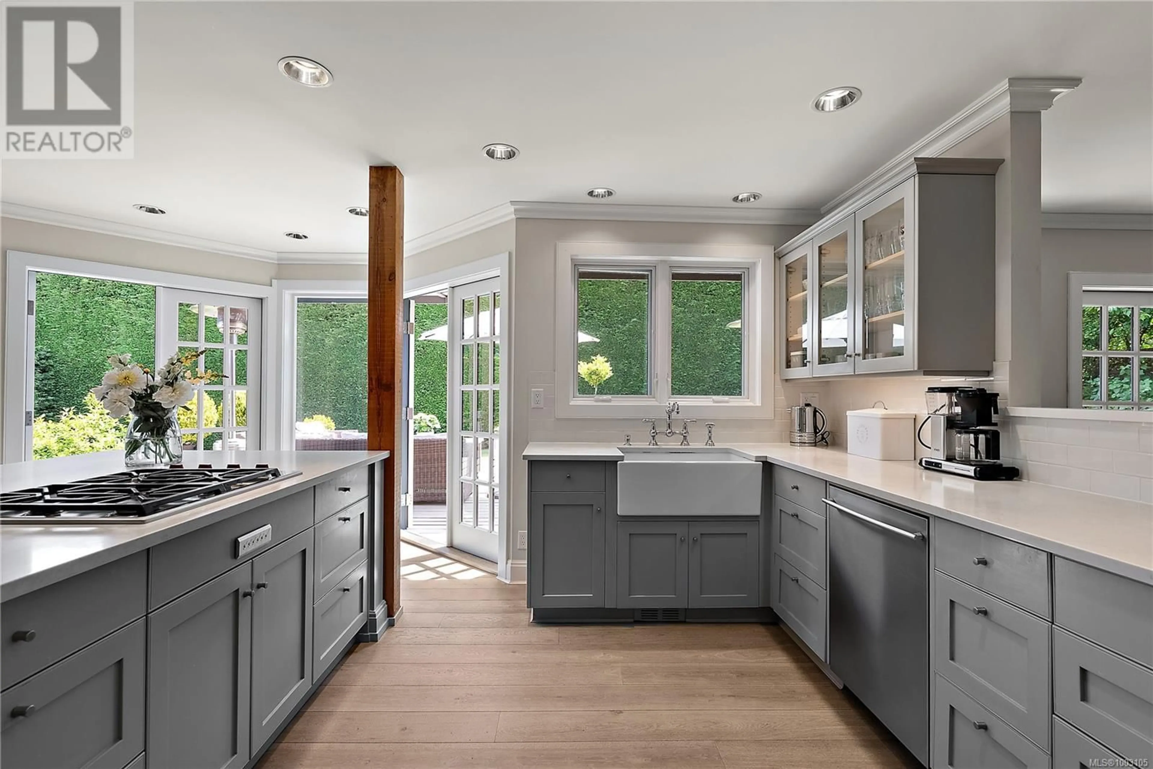 Open concept kitchen, ceramic/tile floor for 835 GULFVIEW PLACE, Saanich British Columbia V8Y2R6