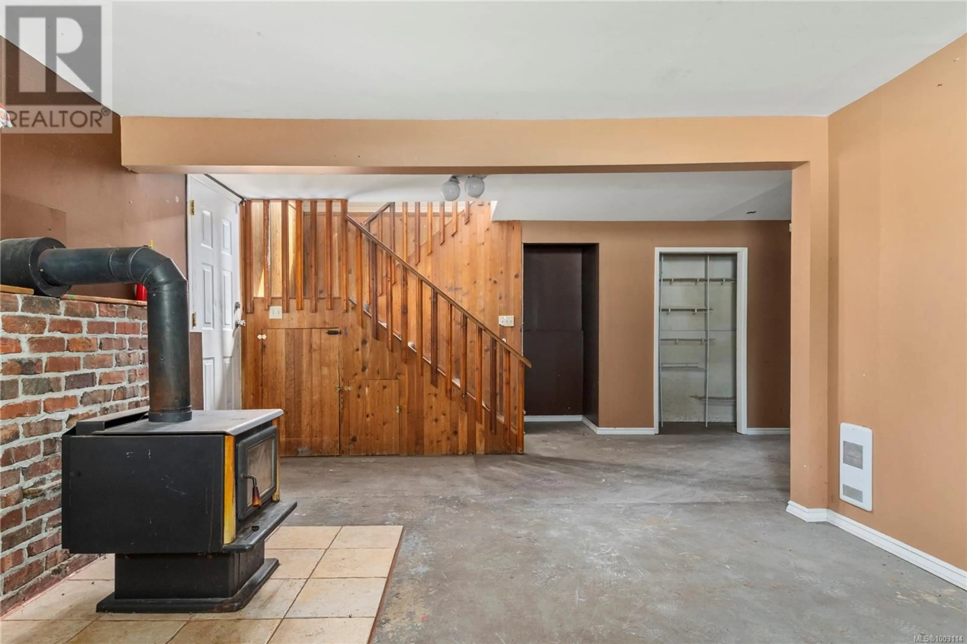 Indoor foyer for 4345 BARCLAY ROAD, Campbell River British Columbia V9W4Y8