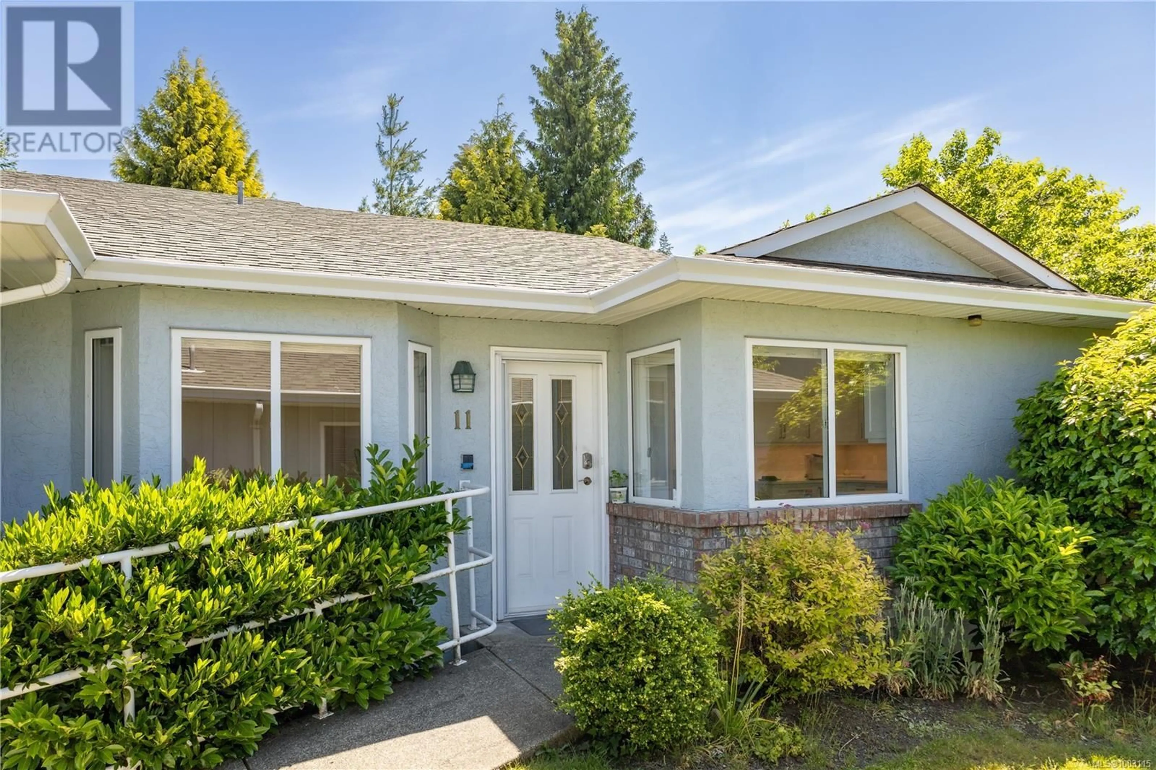 Home with vinyl exterior material, street for 11 - 595 EVERGREEN ROAD, Campbell River British Columbia V9W7R4