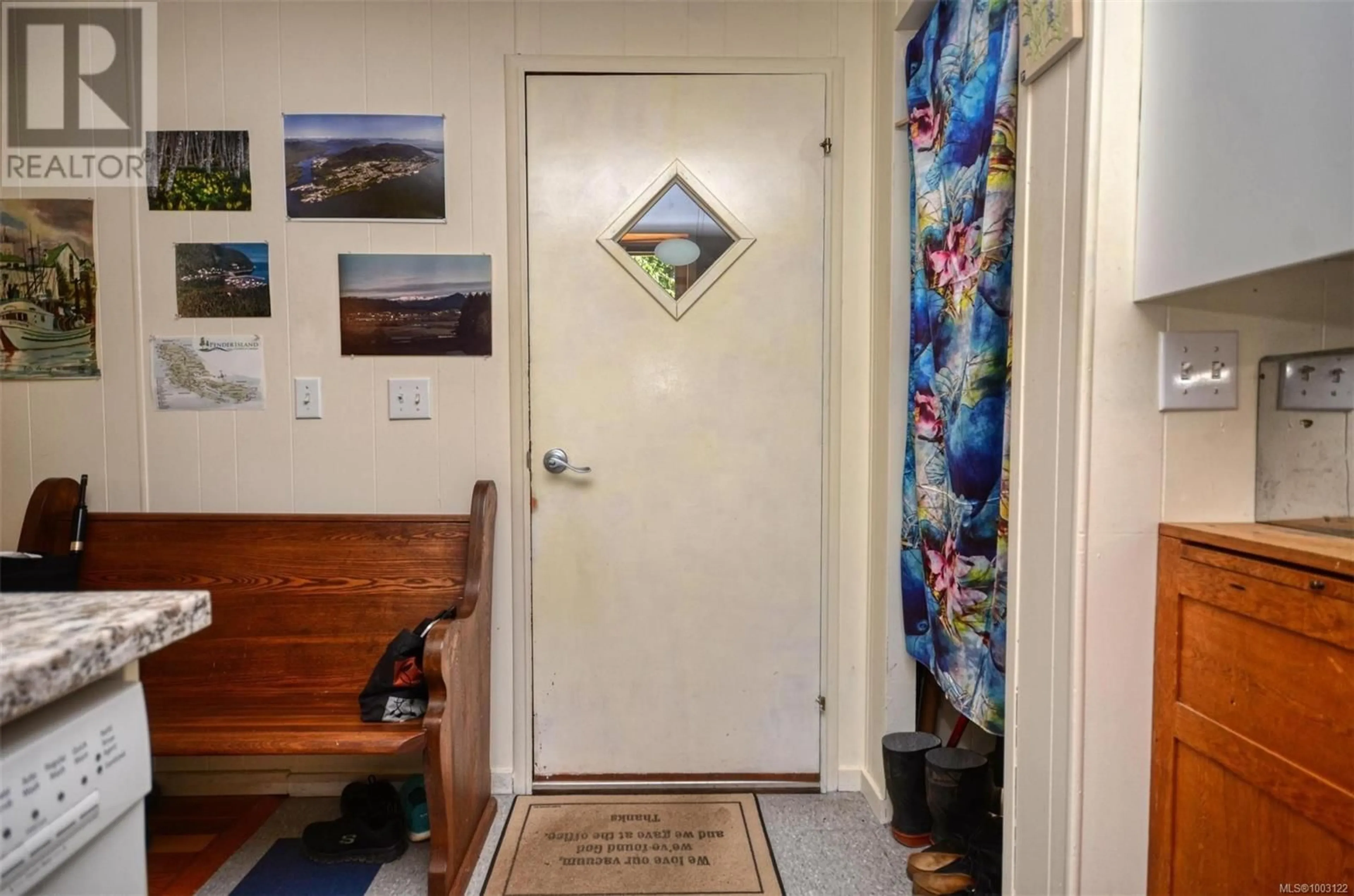 Indoor entryway for 4716 BUCCANEERS ROAD, Pender Island British Columbia V0N2M0