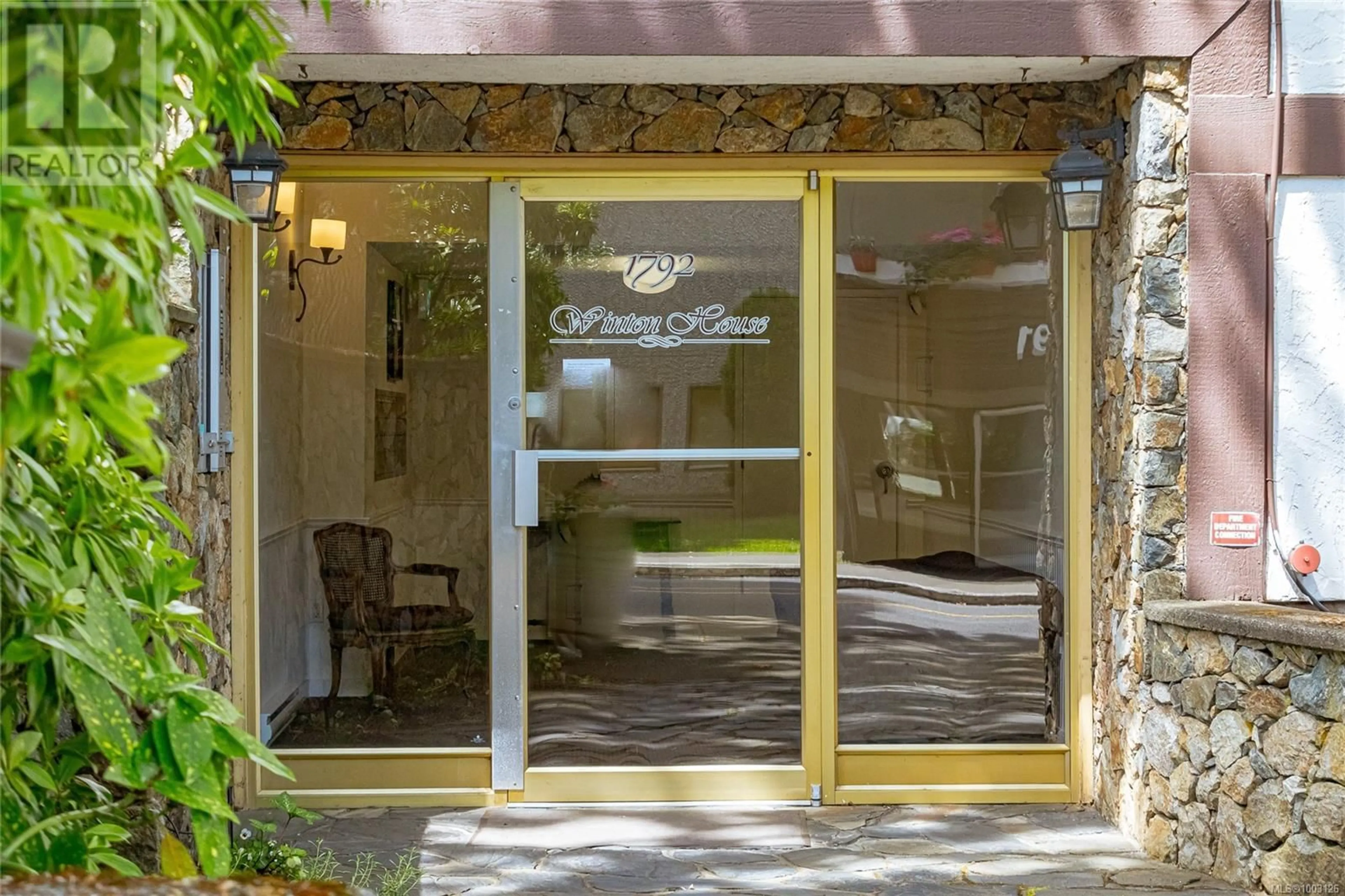 Indoor foyer for 101 - 1792 ROCKLAND AVENUE, Victoria British Columbia V8S1X2
