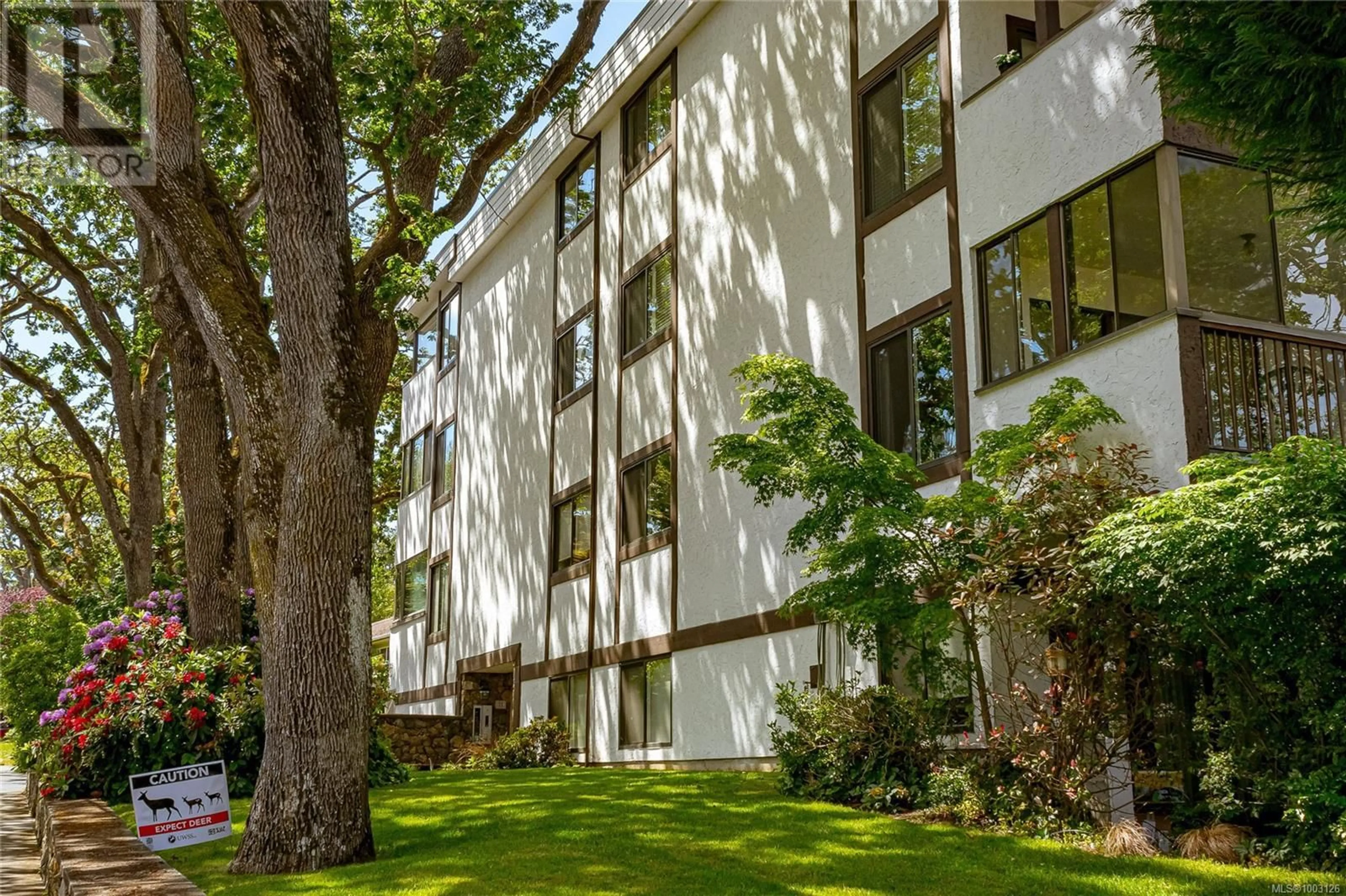 Patio, building for 101 - 1792 ROCKLAND AVENUE, Victoria British Columbia V8S1X2