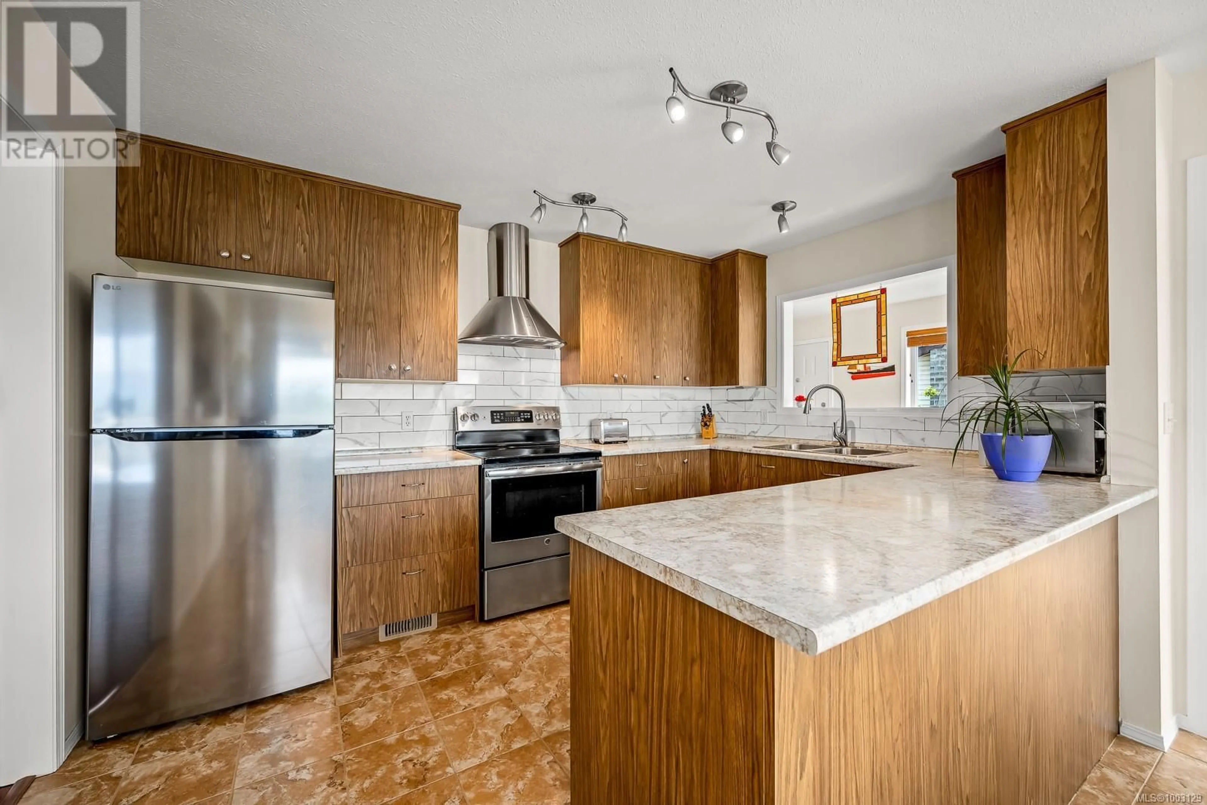 Open concept kitchen, ceramic/tile floor for 1000 THORPE AVENUE, Courtenay British Columbia V9N8C9