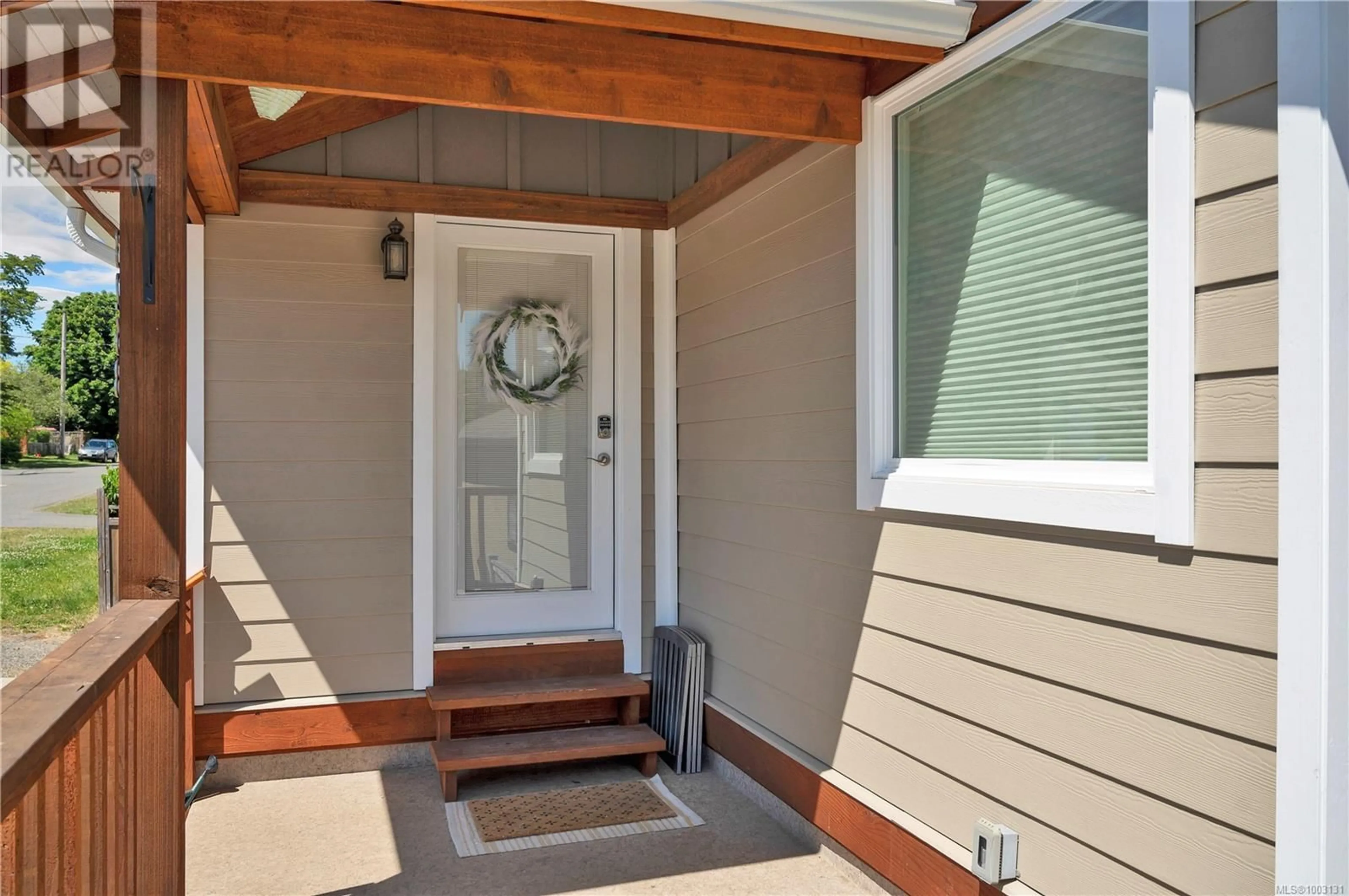 Indoor entryway for 3268 SIXTH STREET, Cumberland British Columbia V0R1S0