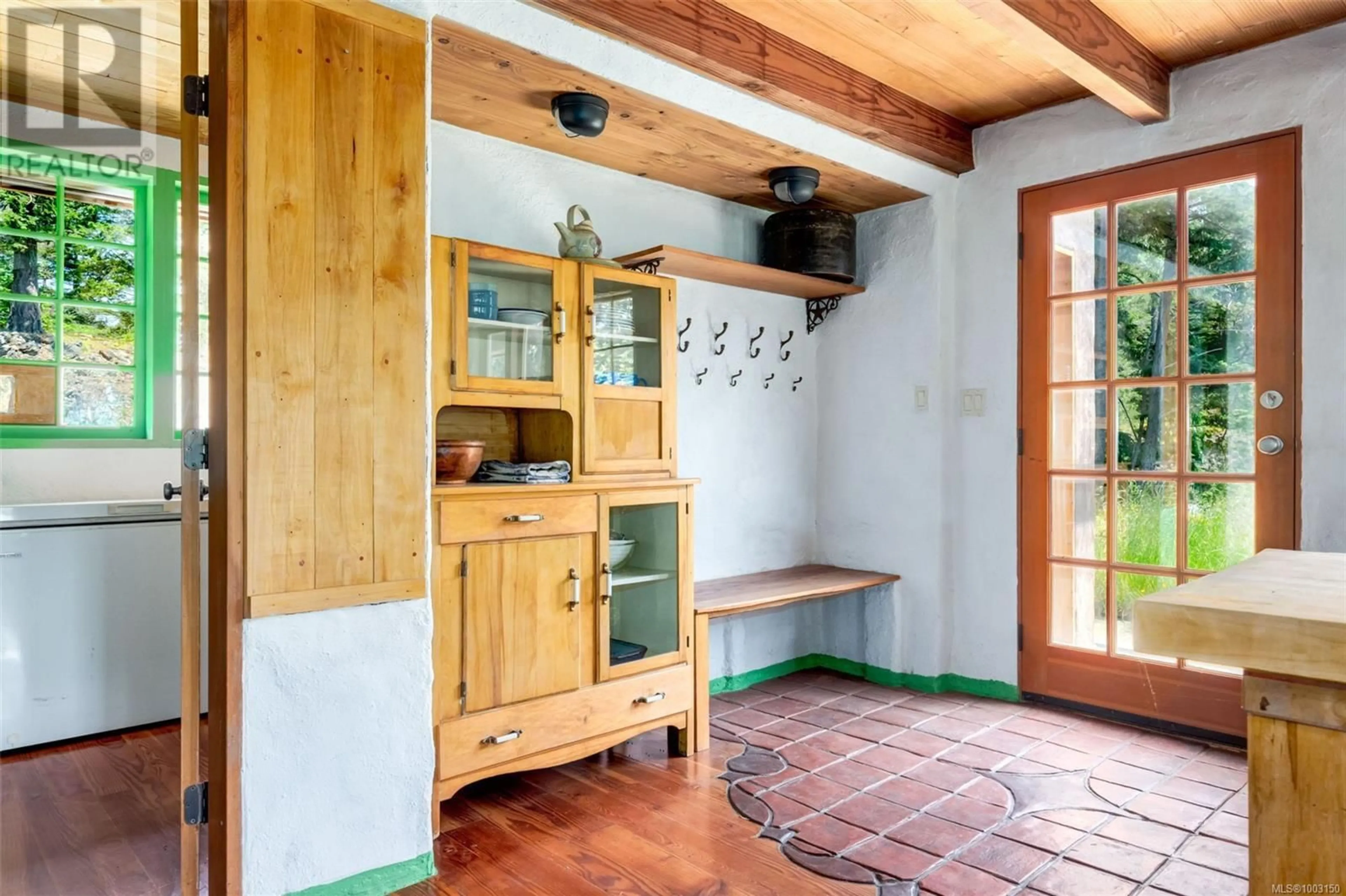 Indoor entryway for 9 MAIN ROAD, Lasqueti Island British Columbia V0R2J0
