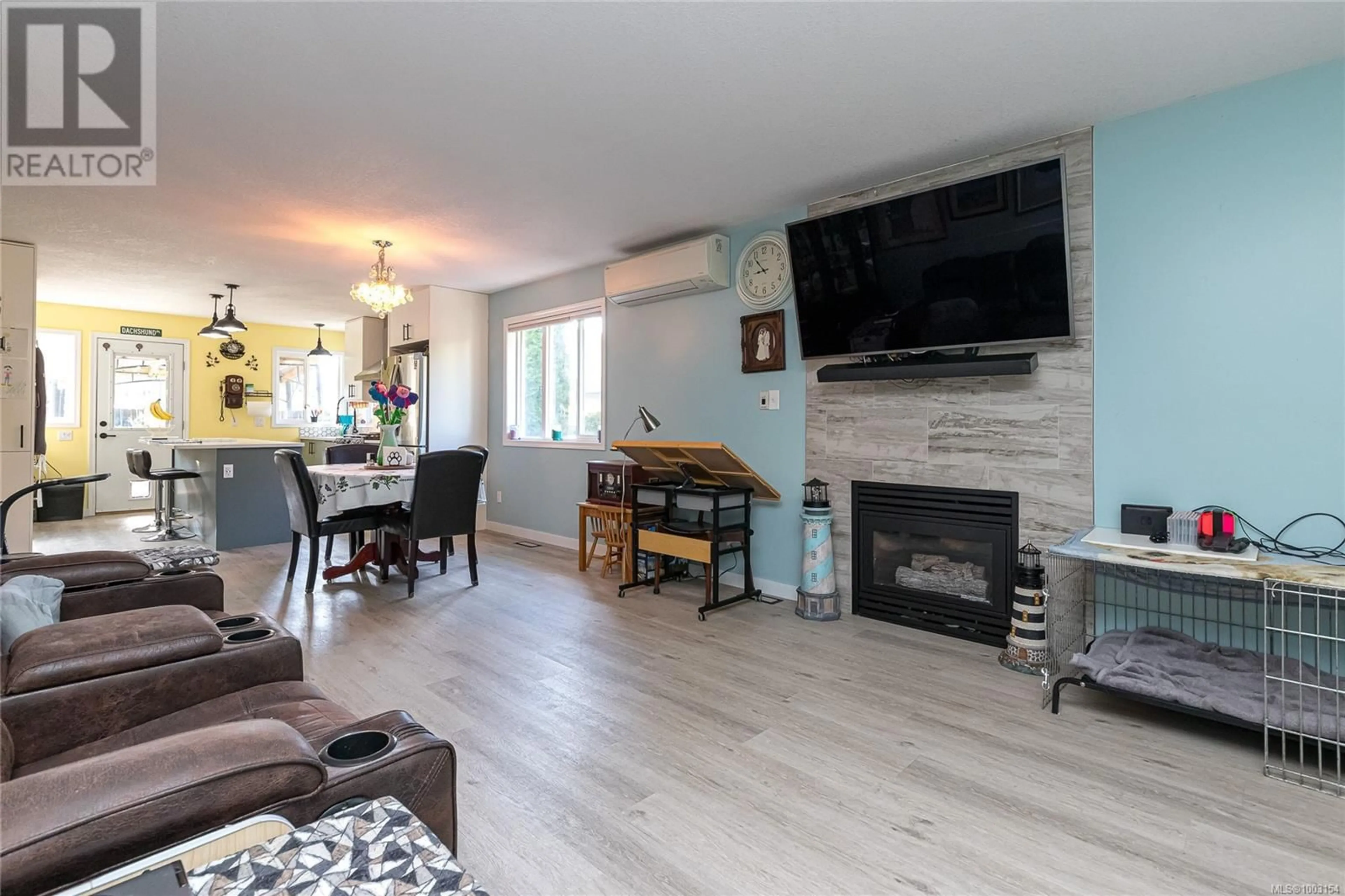 Living room with furniture, wood/laminate floor for 3 - 3048 GEORGE STREET, Duncan British Columbia V9L2B2