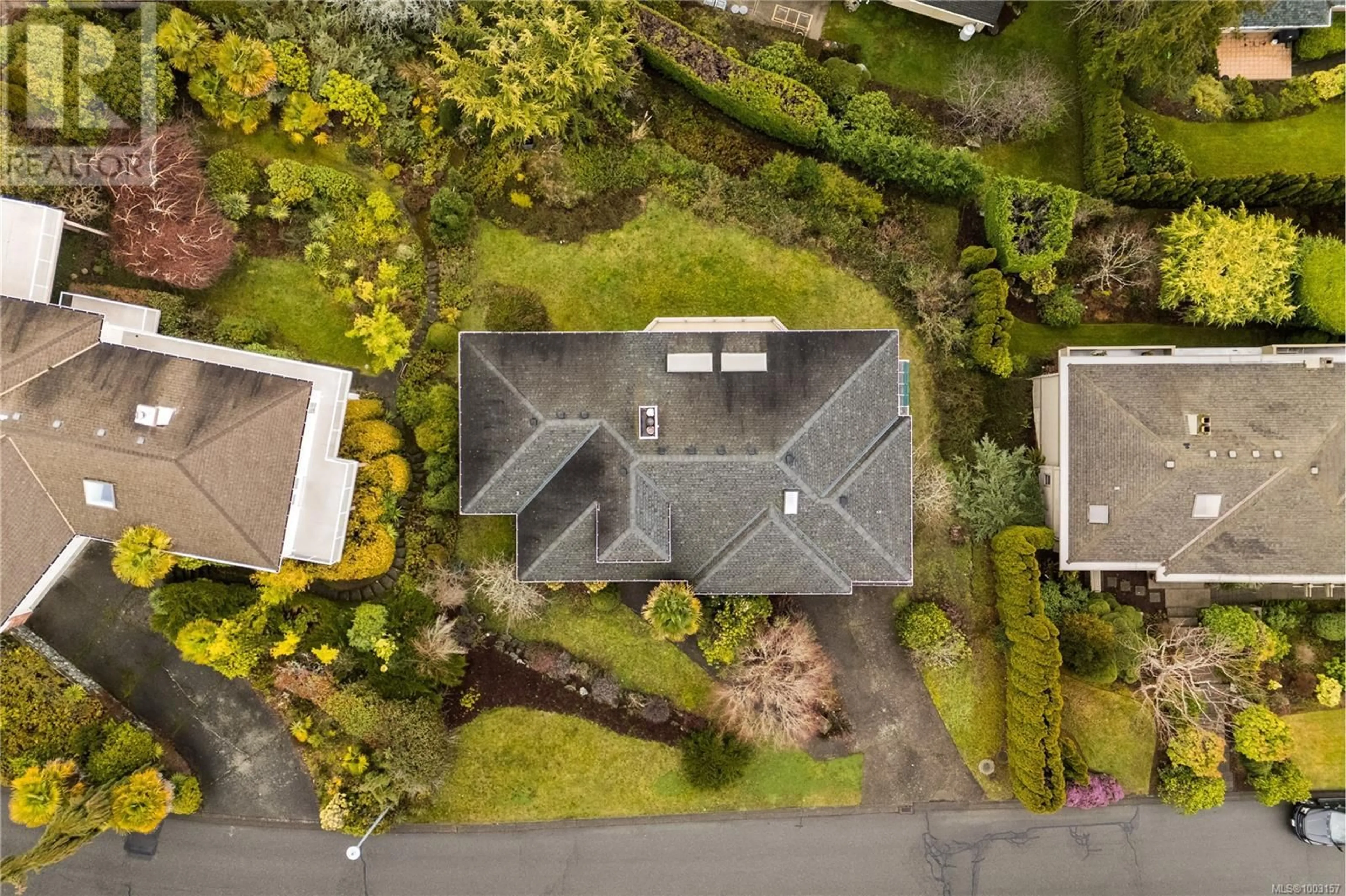 A pic from outside/outdoor area/front of a property/back of a property/a pic from drone, street for 4833 SEA RIDGE DRIVE, Saanich British Columbia V8Y2R7