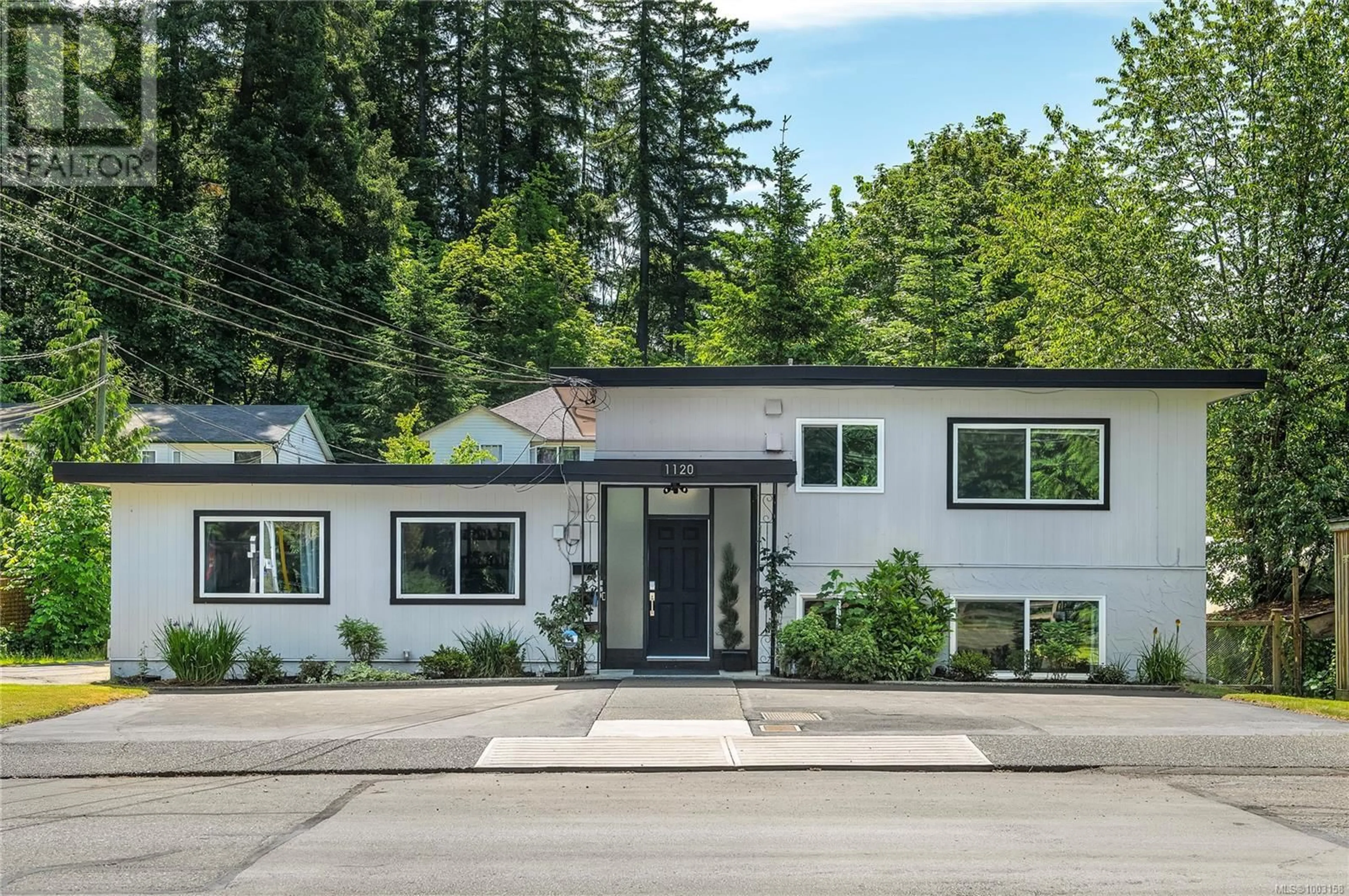 Home with vinyl exterior material, street for 1120 FIRST STREET, Courtenay British Columbia V9N1A9