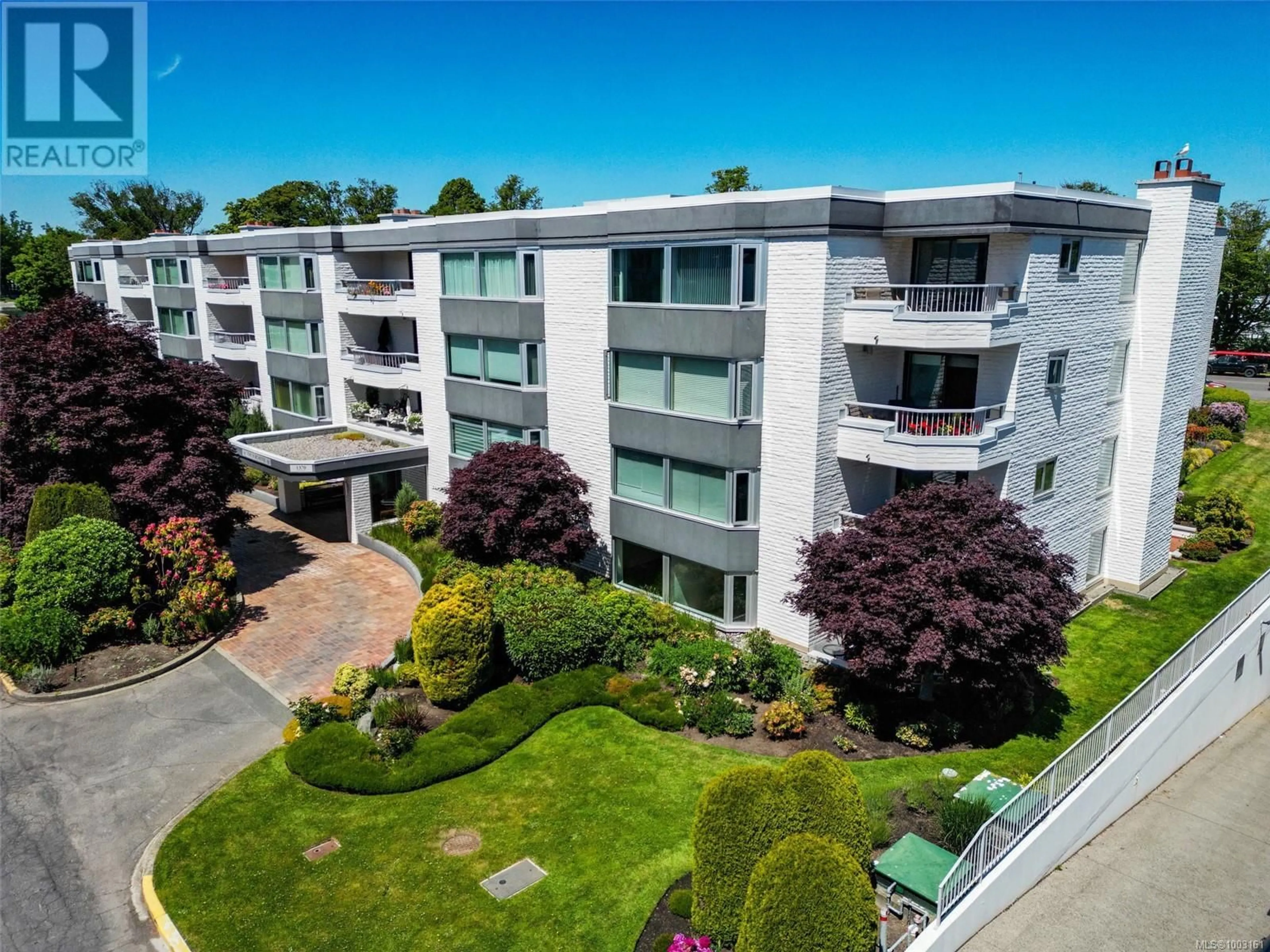 A pic from outside/outdoor area/front of a property/back of a property/a pic from drone, unknown for 109 - 1370 BEACH DRIVE, Oak Bay British Columbia V8S2N6