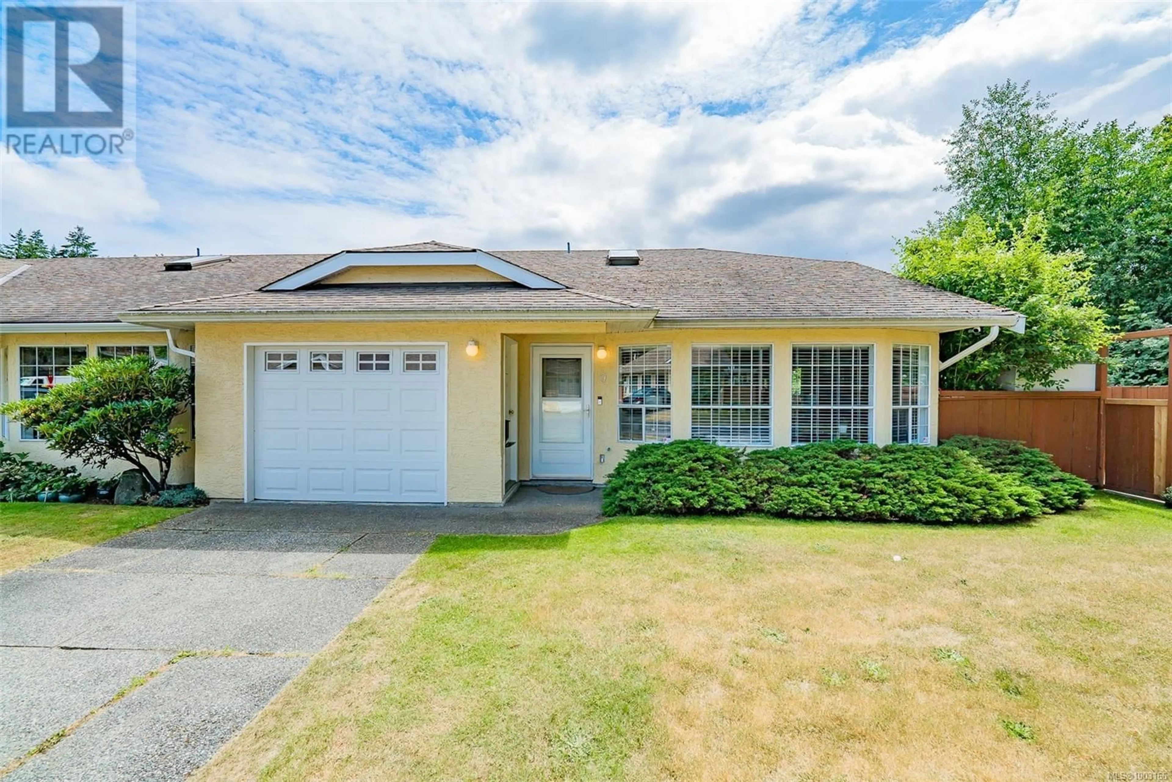 Home with vinyl exterior material, street for 9 - 4750 UPLANDS DRIVE, Nanaimo British Columbia V9T5V1