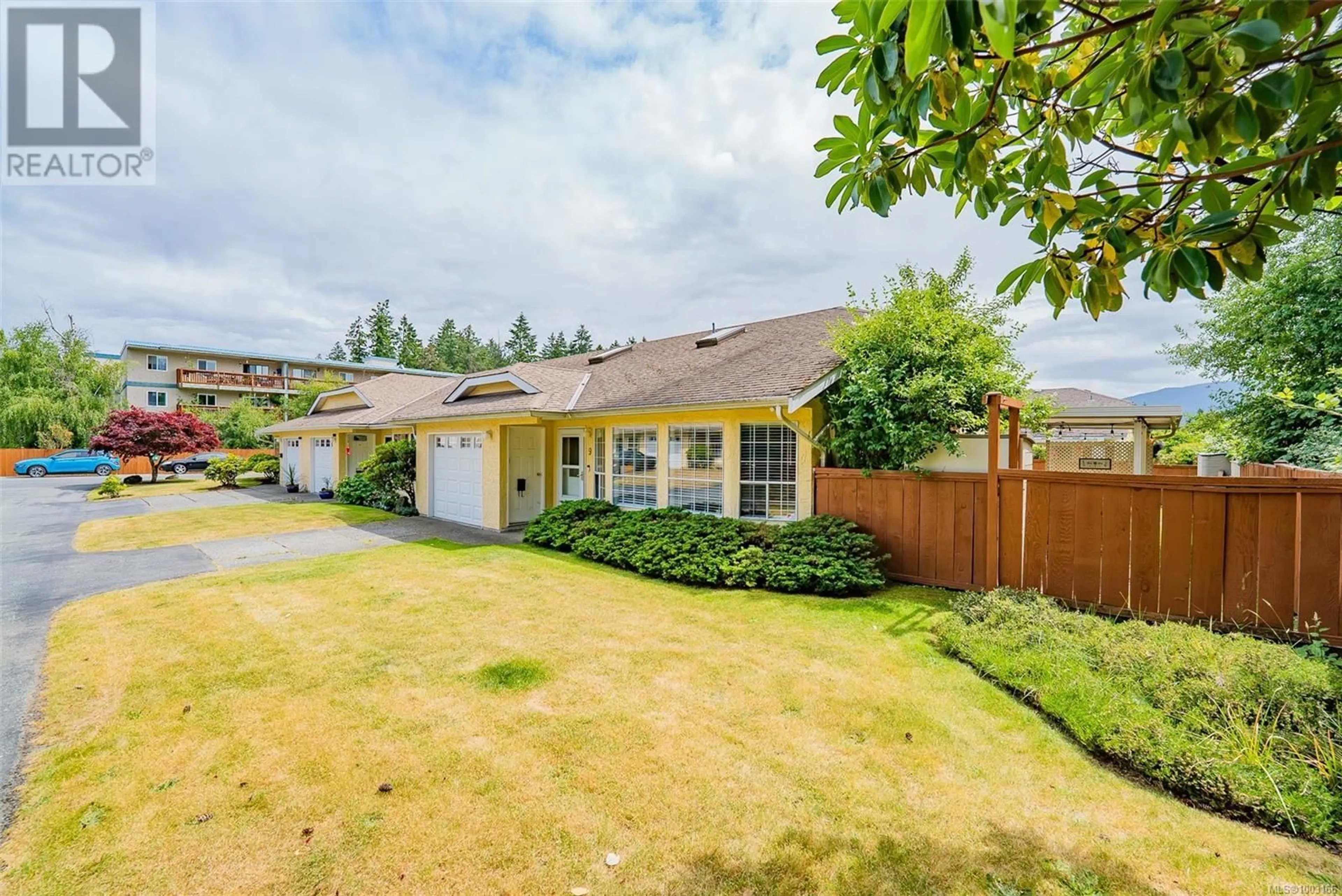 A pic from outside/outdoor area/front of a property/back of a property/a pic from drone, unknown for 9 - 4750 UPLANDS DRIVE, Nanaimo British Columbia V9T5V1