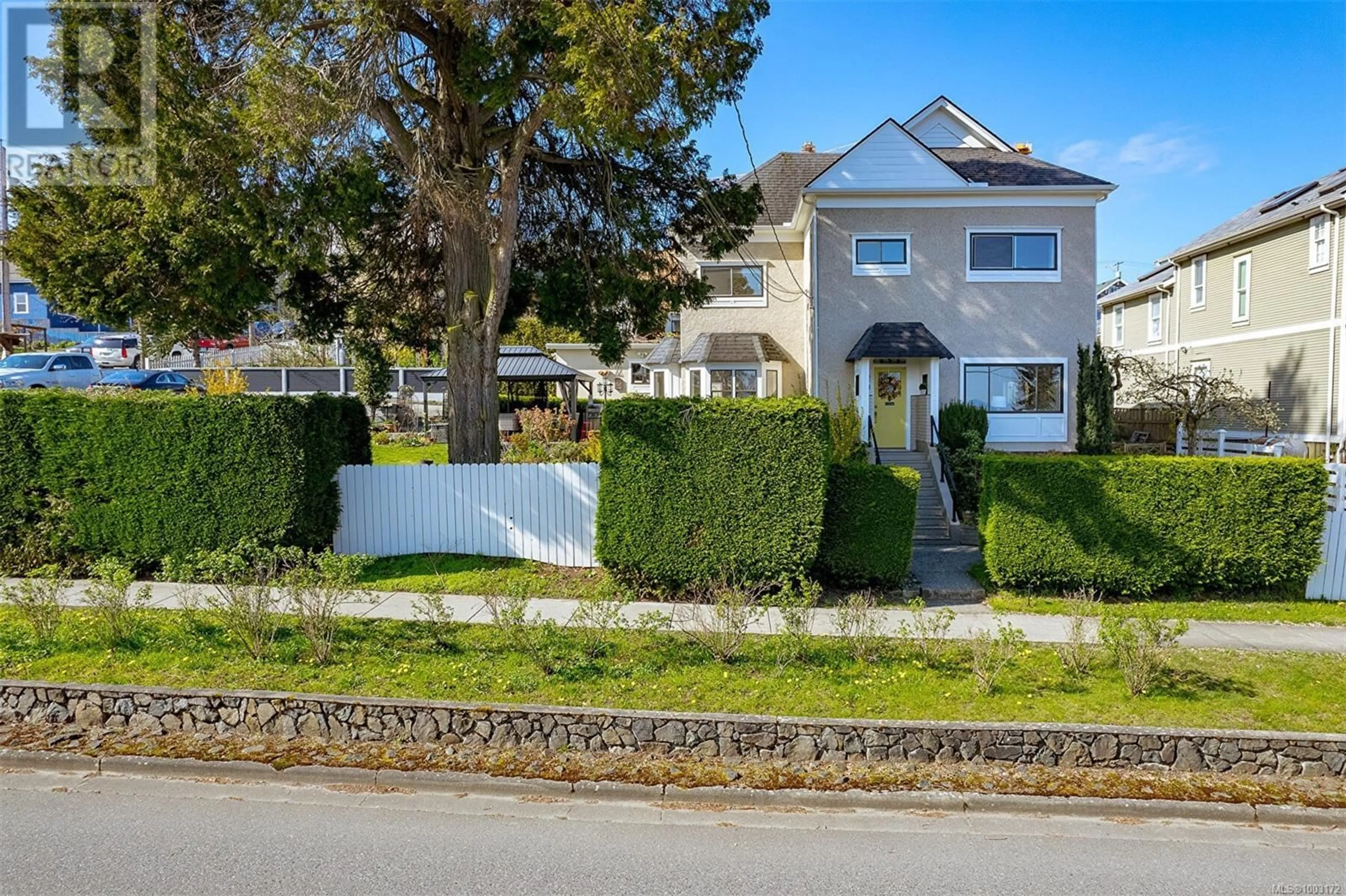 A pic from outside/outdoor area/front of a property/back of a property/a pic from drone, street for 377 MILTON STREET, Nanaimo British Columbia V9R2K8
