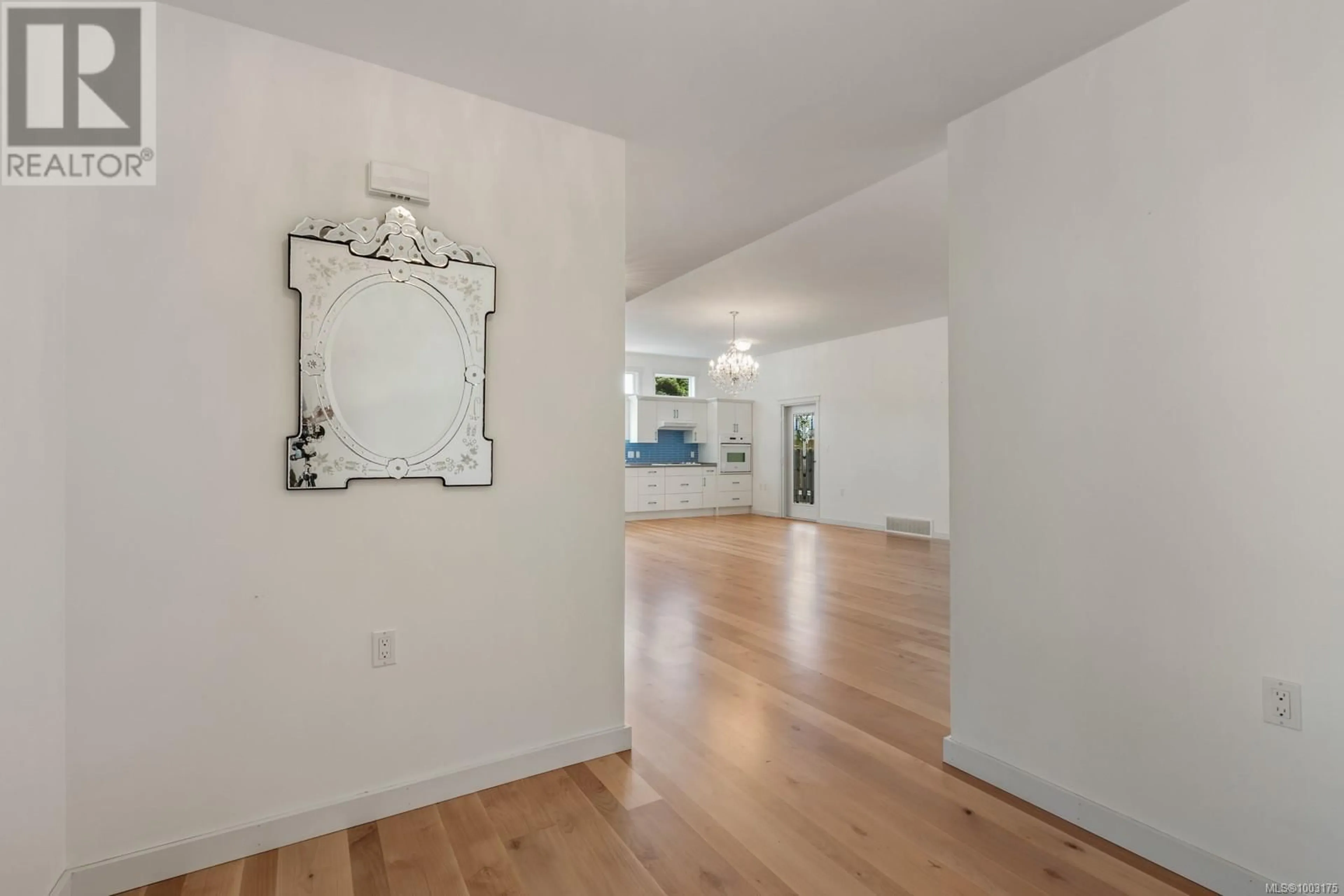 Indoor foyer for 2125 STADACONA DRIVE, Comox British Columbia V9M3P7
