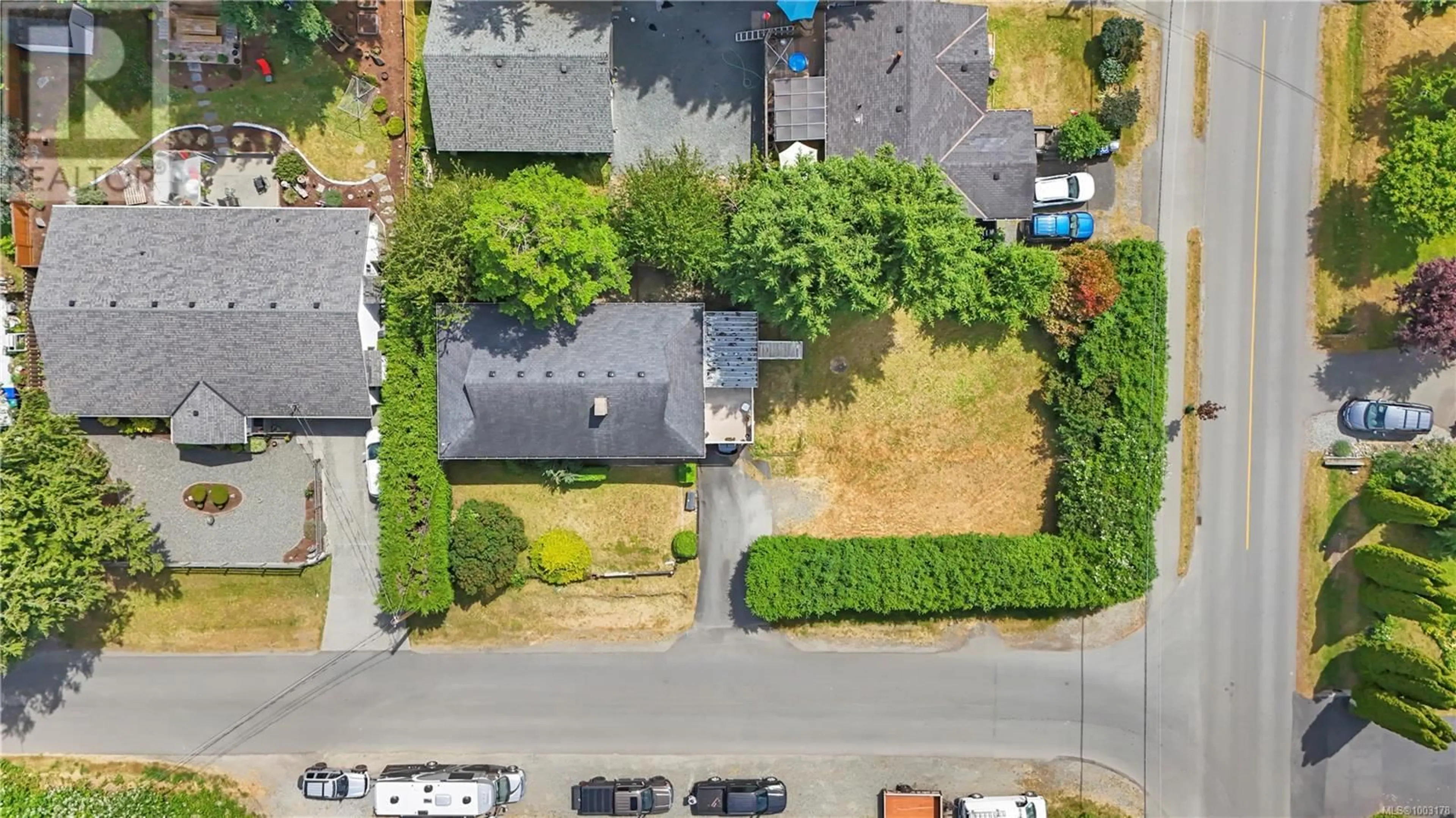 A pic from outside/outdoor area/front of a property/back of a property/a pic from drone, street for 7361 LYNN DRIVE, Lantzville British Columbia V0R2H0