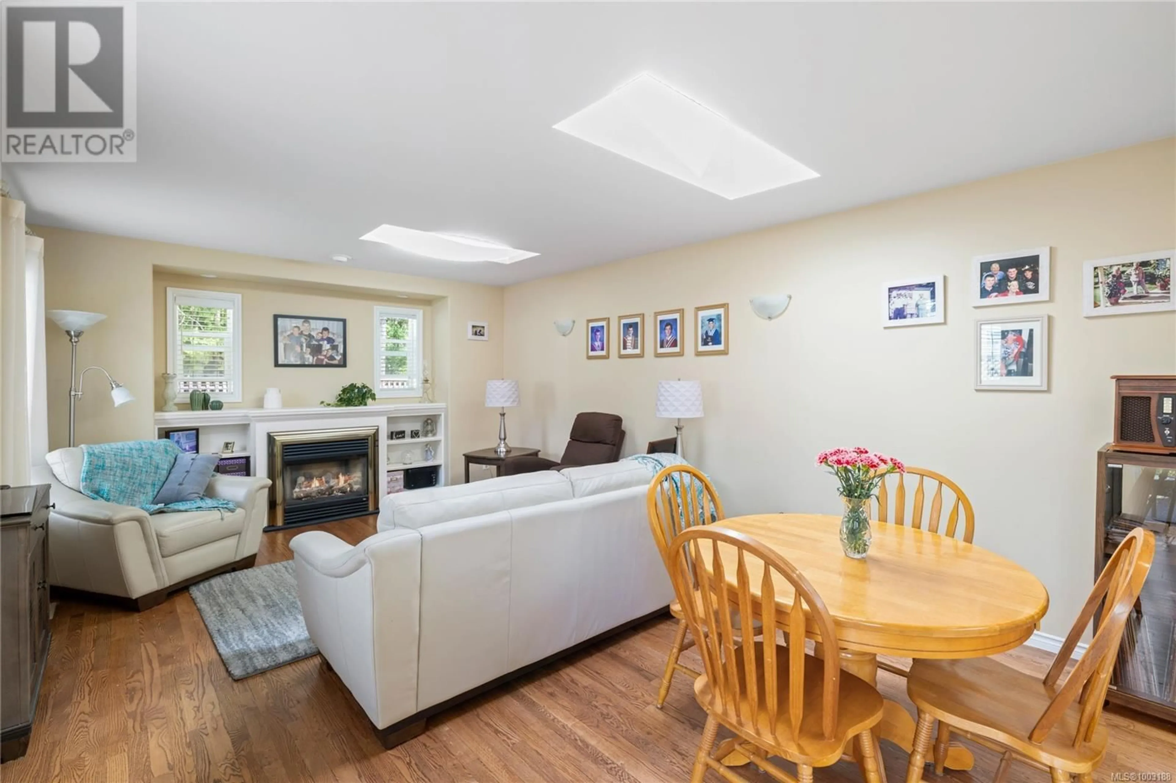 Living room with furniture, wood/laminate floor for 3964 VALEWOOD DRIVE, Nanaimo British Columbia V9T6B9