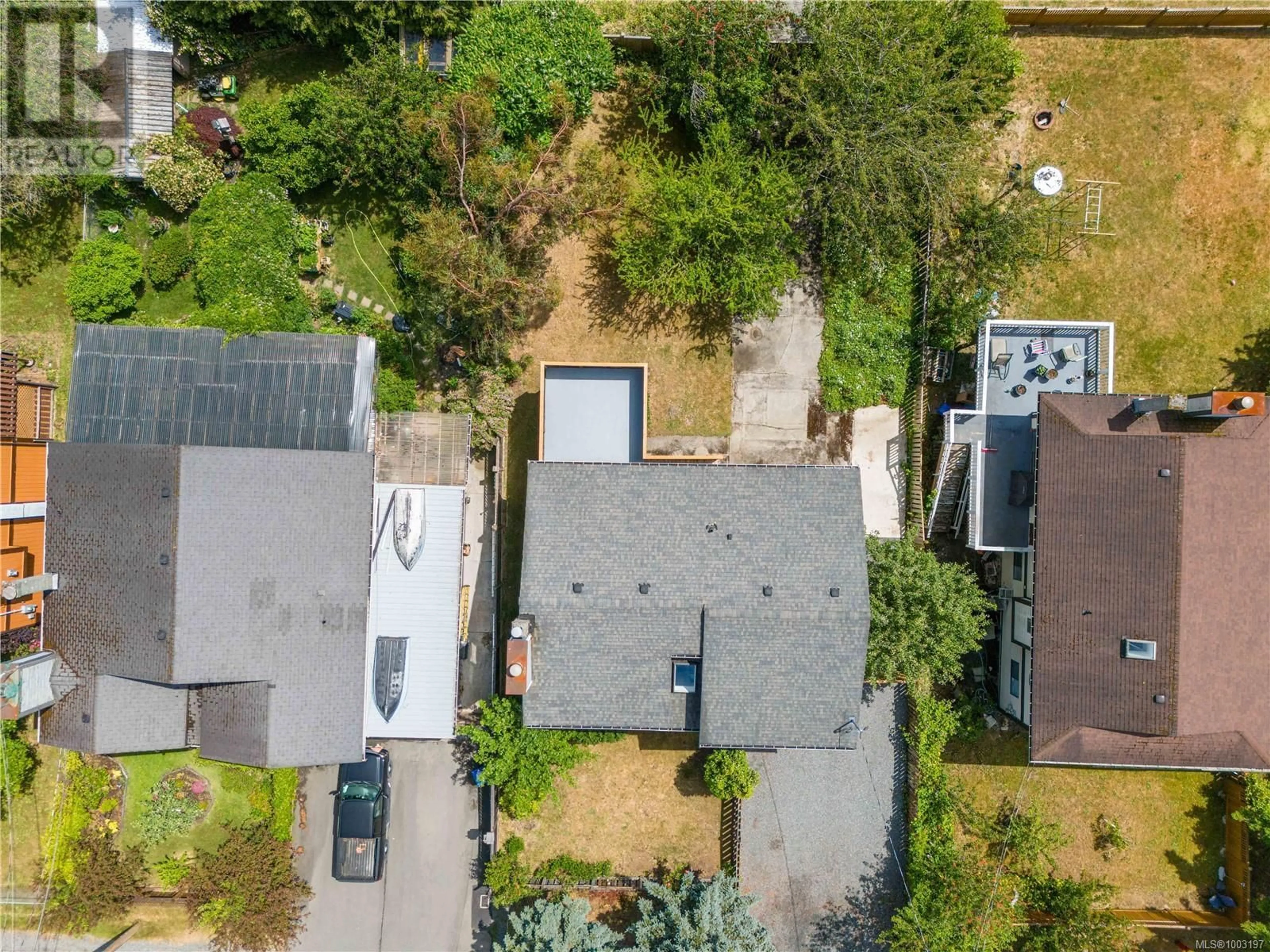 A pic from outside/outdoor area/front of a property/back of a property/a pic from drone, street for 646 GEORGIA AVENUE, Nanaimo British Columbia V9R3W2