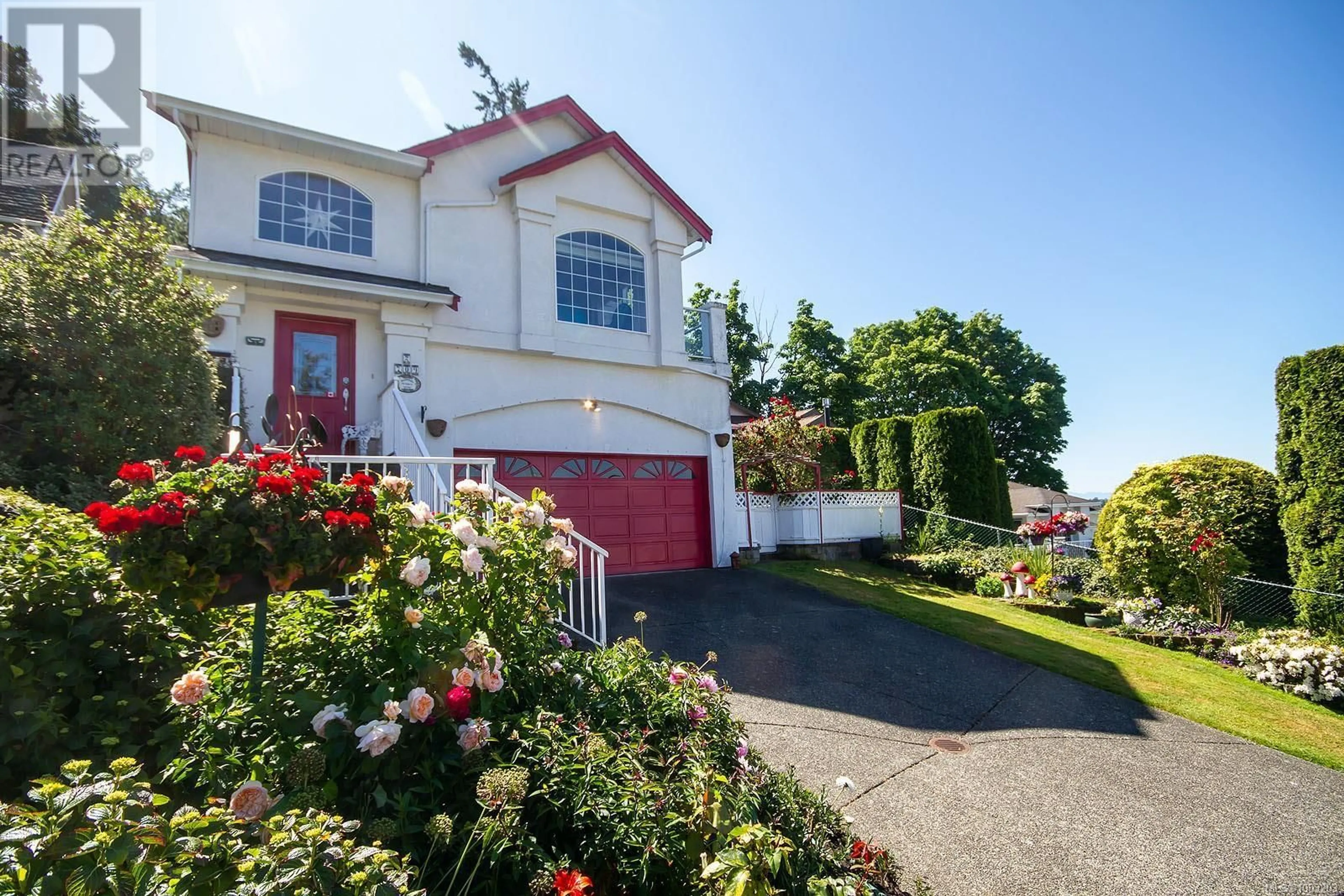 A pic from outside/outdoor area/front of a property/back of a property/a pic from drone, street for 2 - 709 LUSCOMBE PLACE, Esquimalt British Columbia V9A7L6