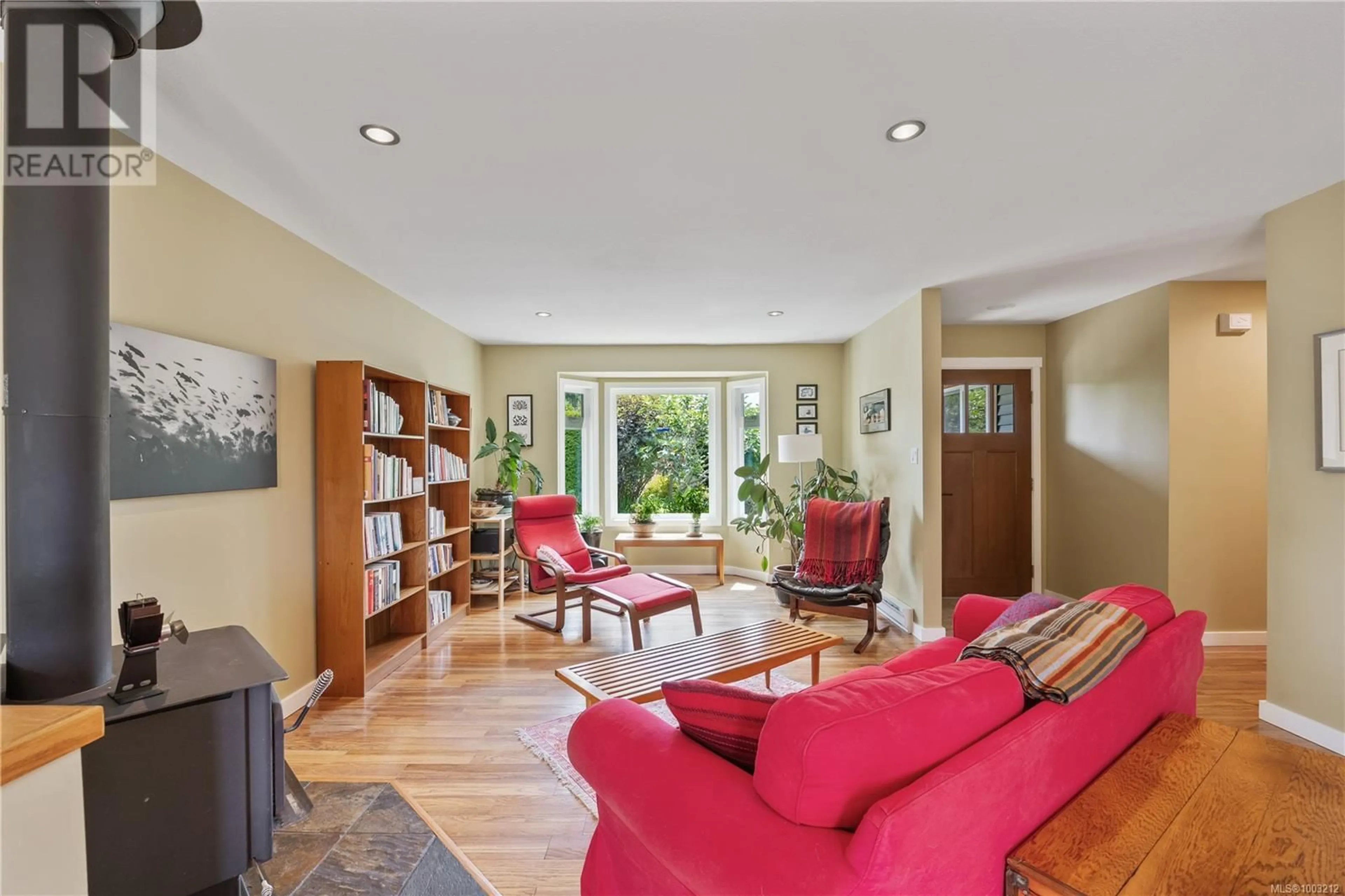 Living room with furniture, unknown for 570 GRAYSON ROAD, Campbell River British Columbia V9W6K4