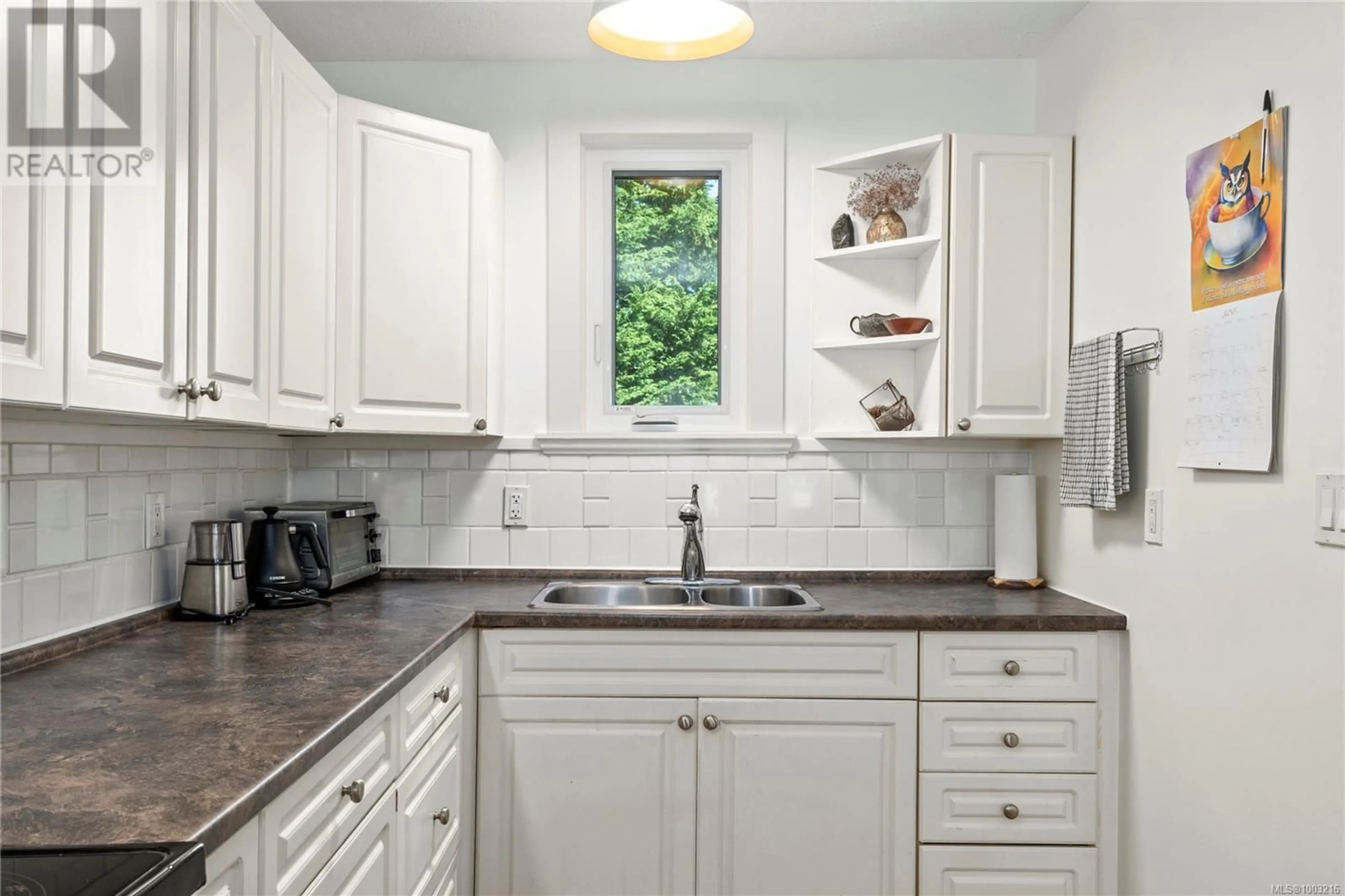 Standard kitchen, ceramic/tile floor for 595 11TH STREET, Courtenay British Columbia V9N1S7