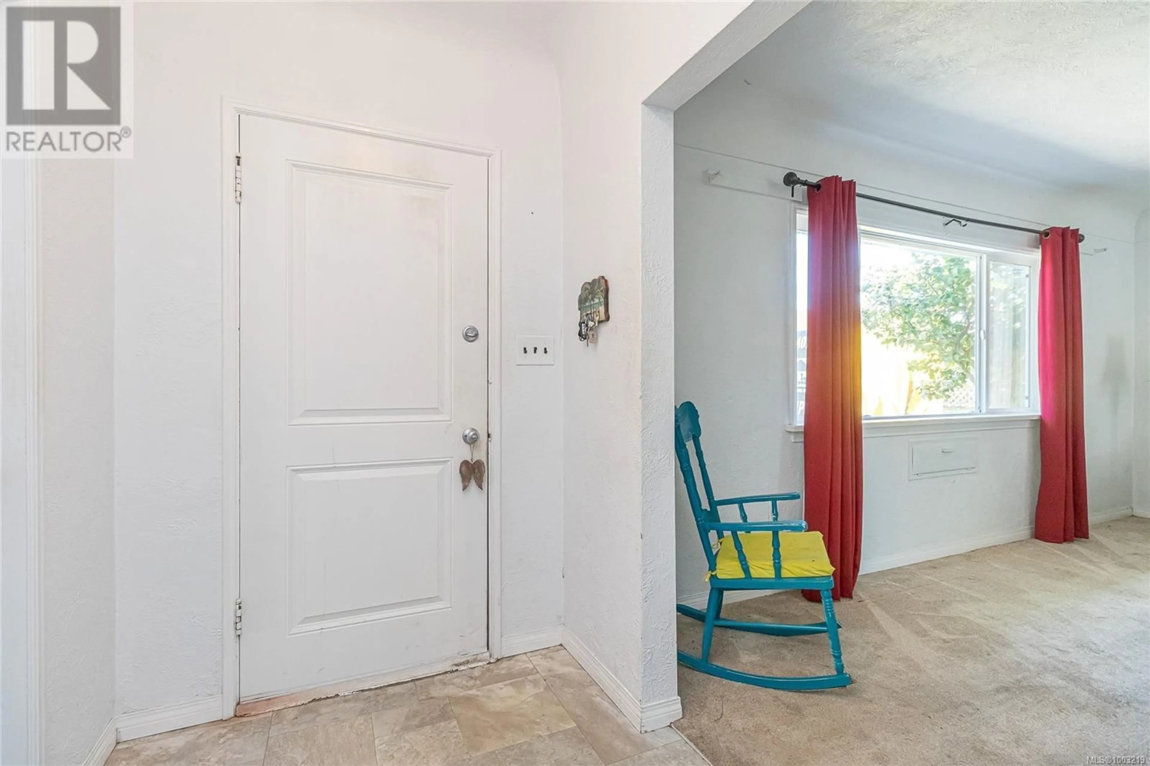 Indoor entryway for 3228 SERVICE STREET, Saanich British Columbia V8P4M7