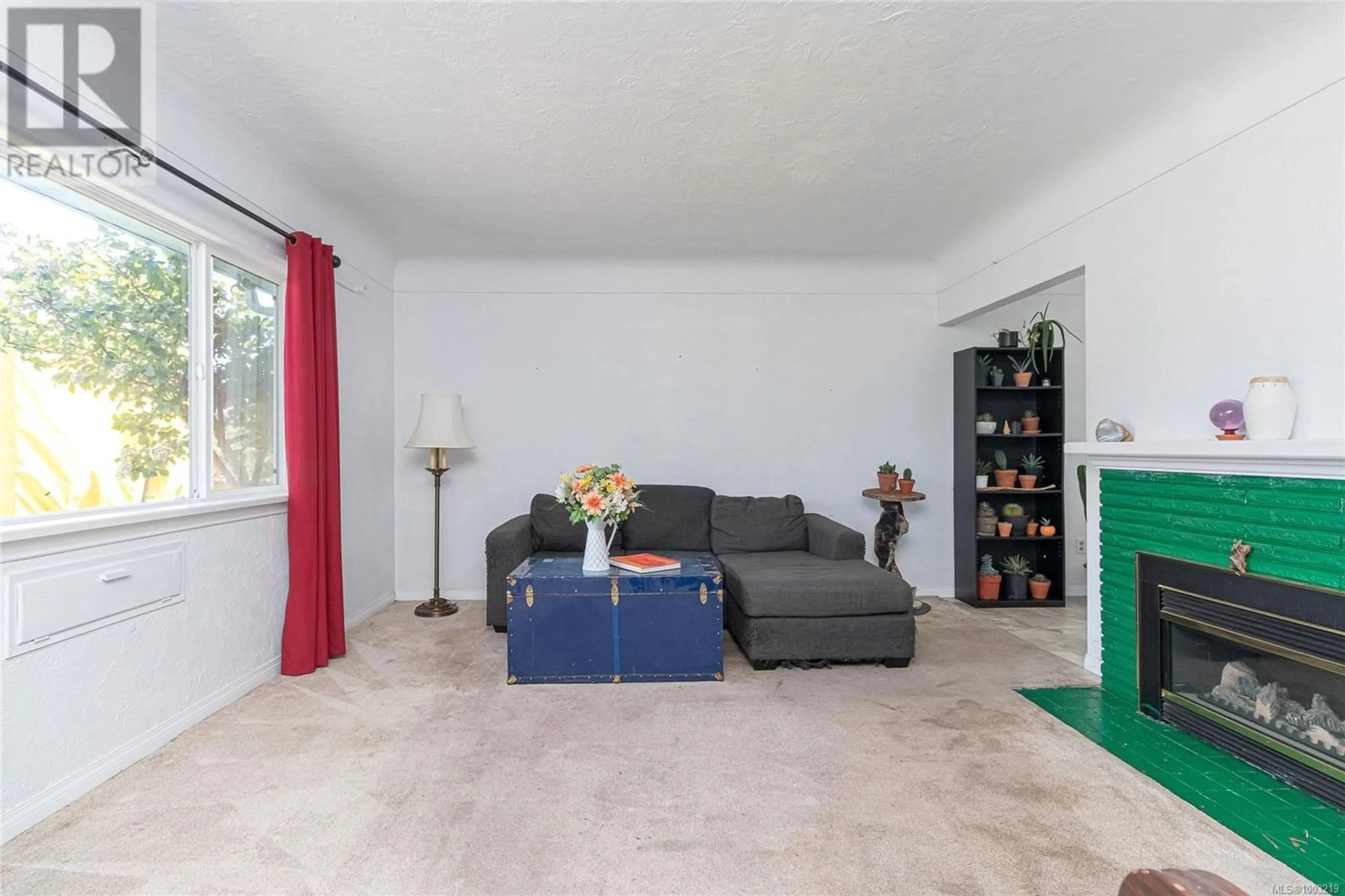 Living room with furniture, unknown for 3228 SERVICE STREET, Saanich British Columbia V8P4M7