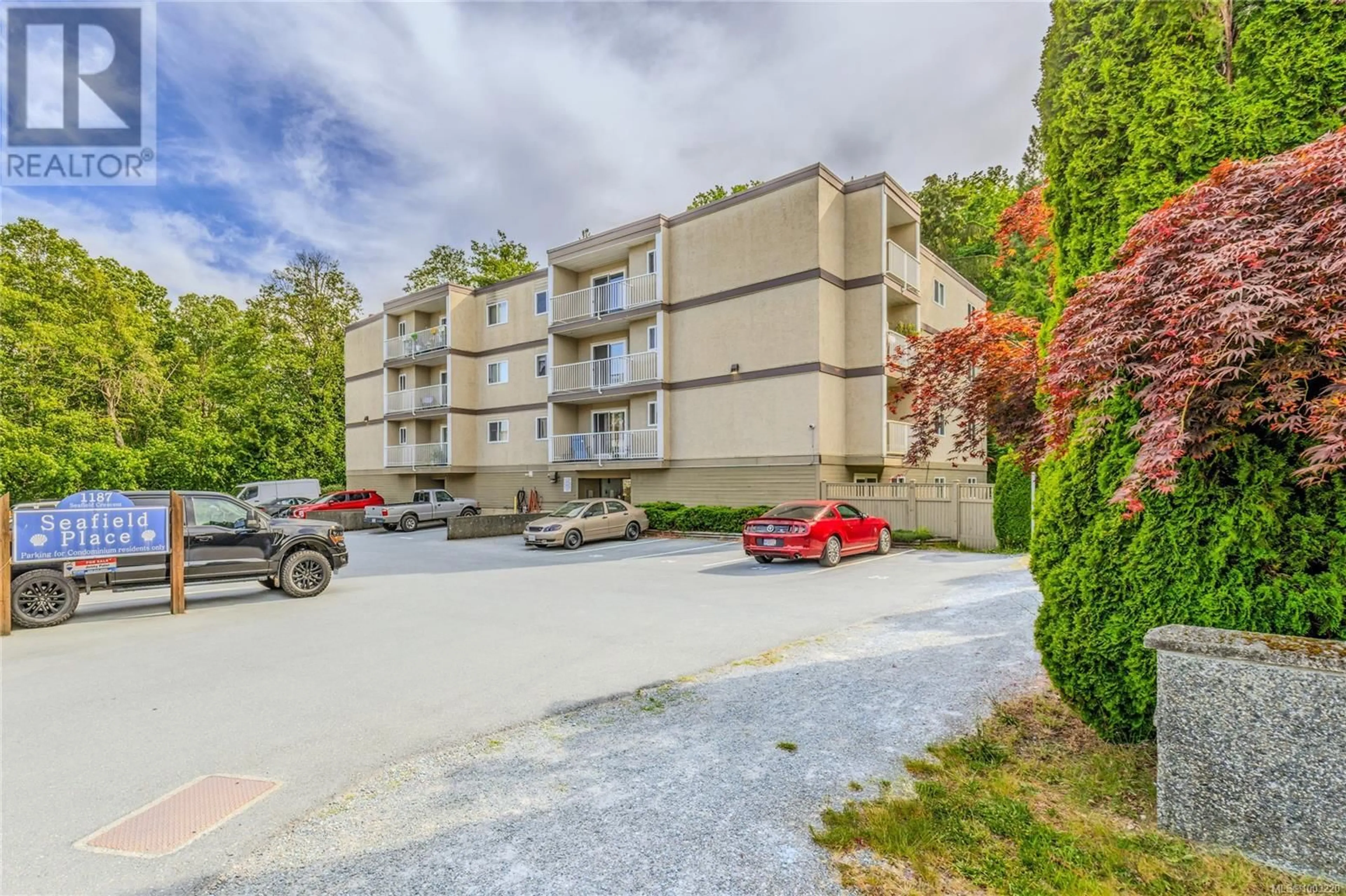 Patio, mountain view for 407 - 1187 SEAFIELD CRESCENT, Nanaimo British Columbia V9V1J9