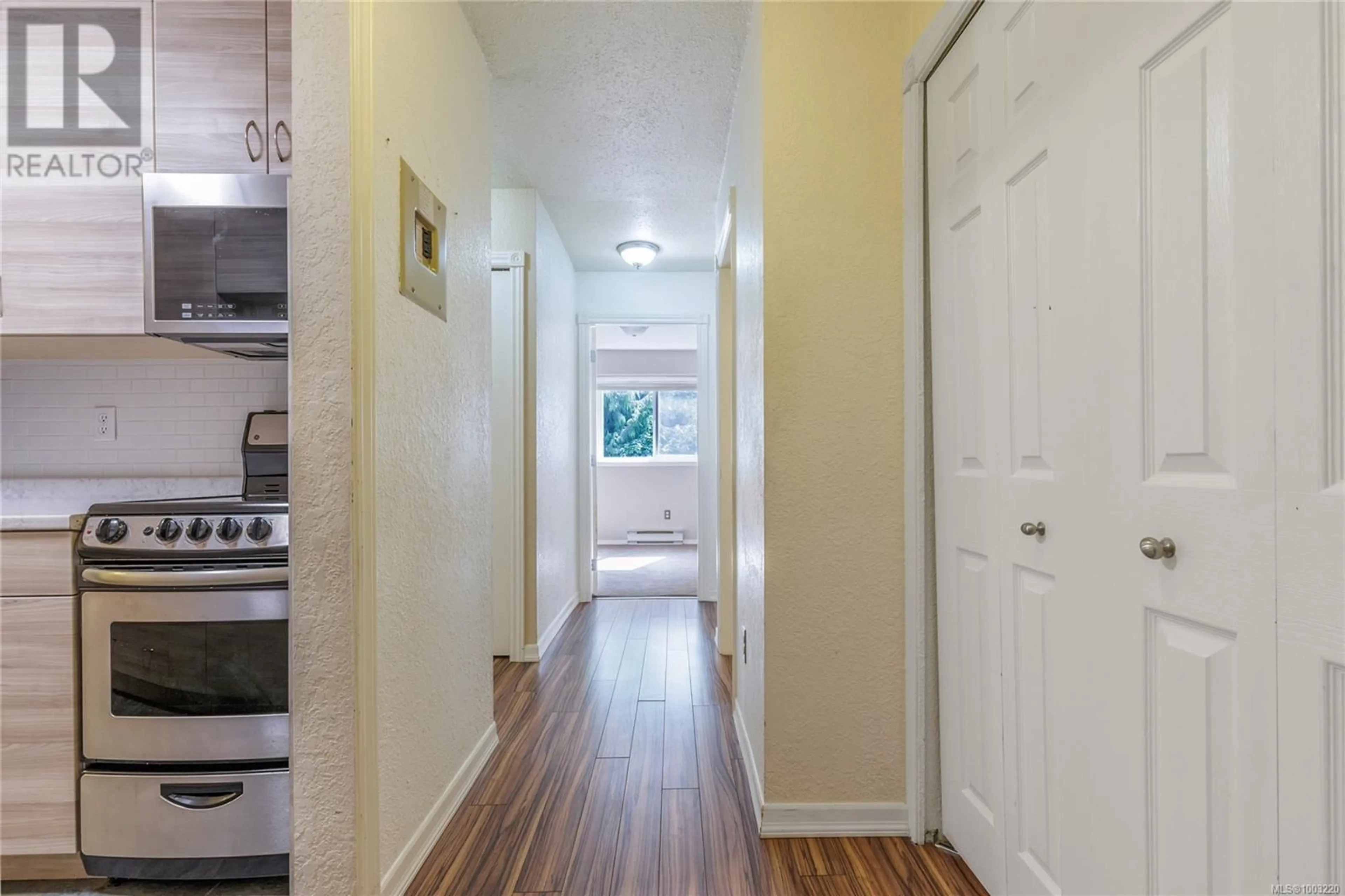 Indoor entryway for 407 - 1187 SEAFIELD CRESCENT, Nanaimo British Columbia V9V1J9