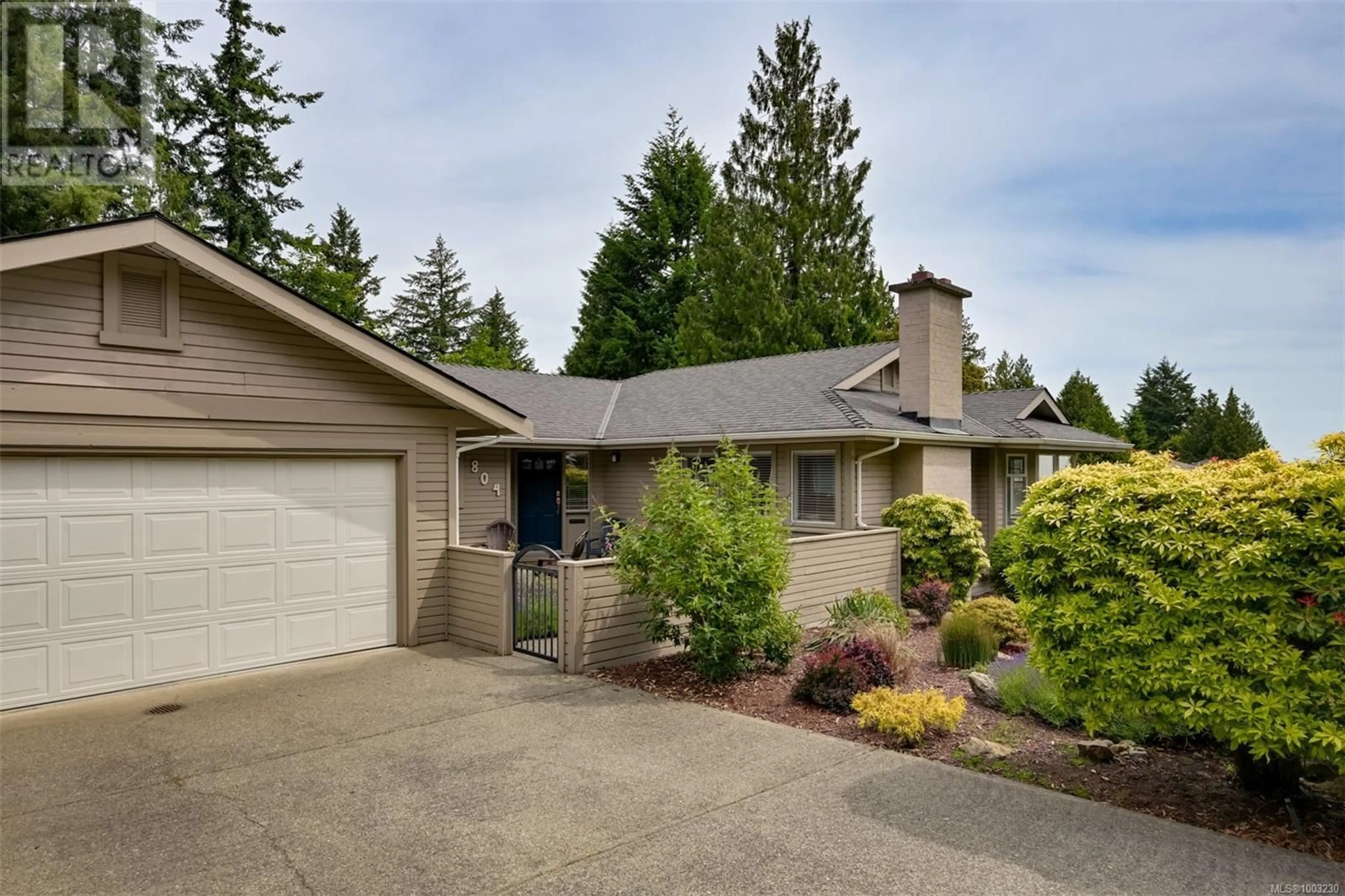 Home with vinyl exterior material, street for 804 SEAMIST PLACE, Saanich British Columbia V8Y2R4