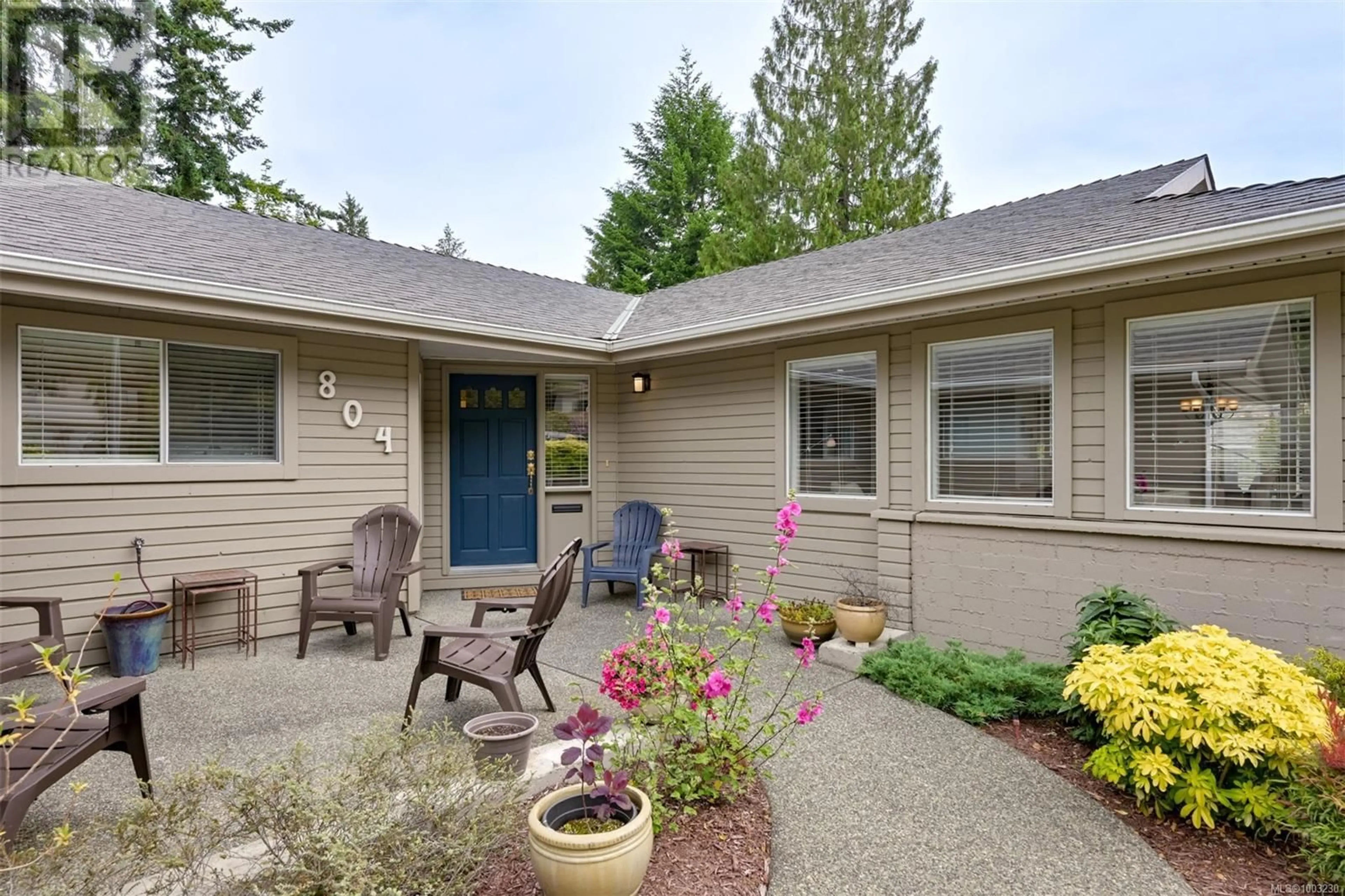 Home with vinyl exterior material, street for 804 SEAMIST PLACE, Saanich British Columbia V8Y2R4