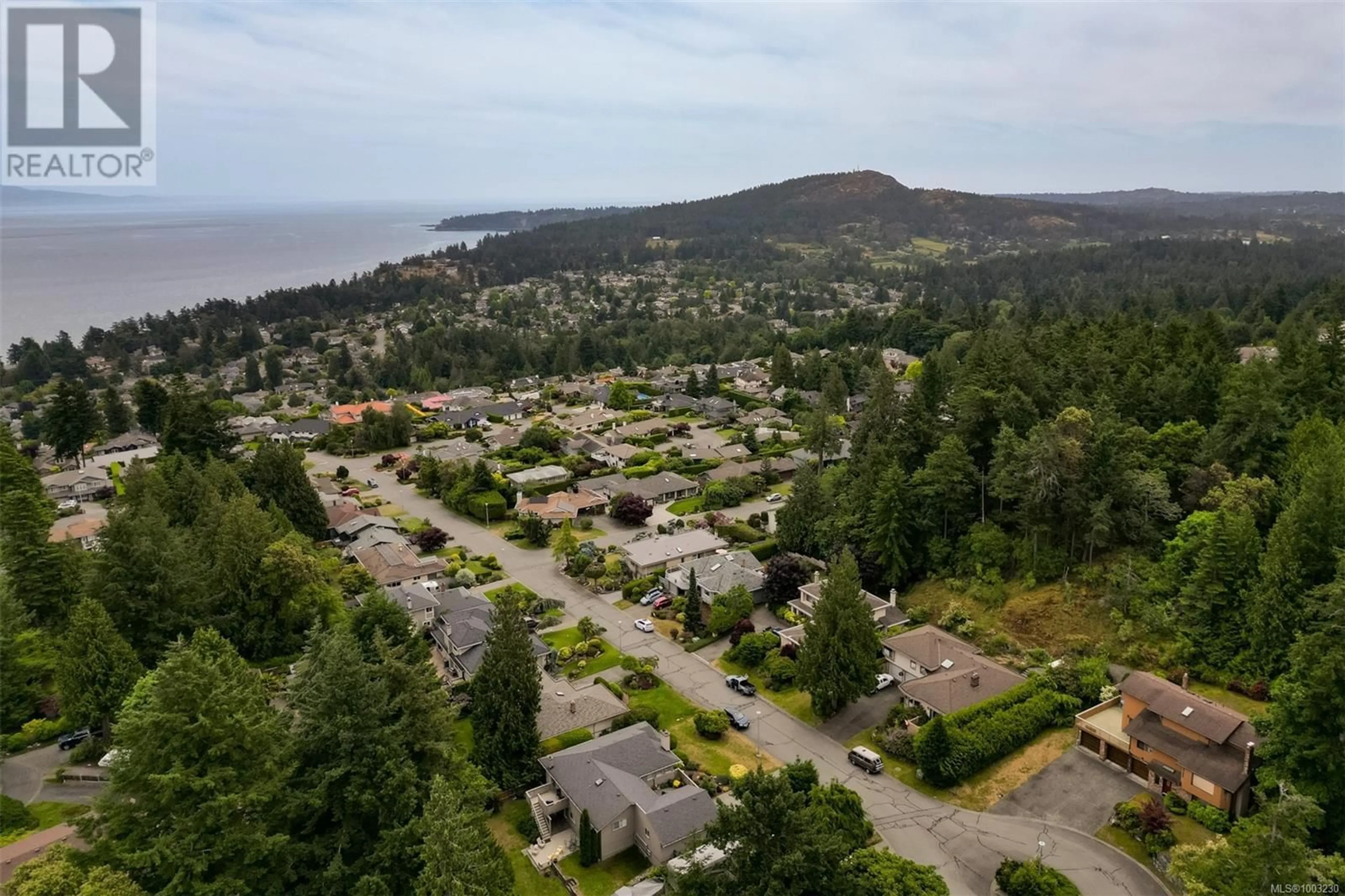 A pic from outside/outdoor area/front of a property/back of a property/a pic from drone, unknown for 804 SEAMIST PLACE, Saanich British Columbia V8Y2R4