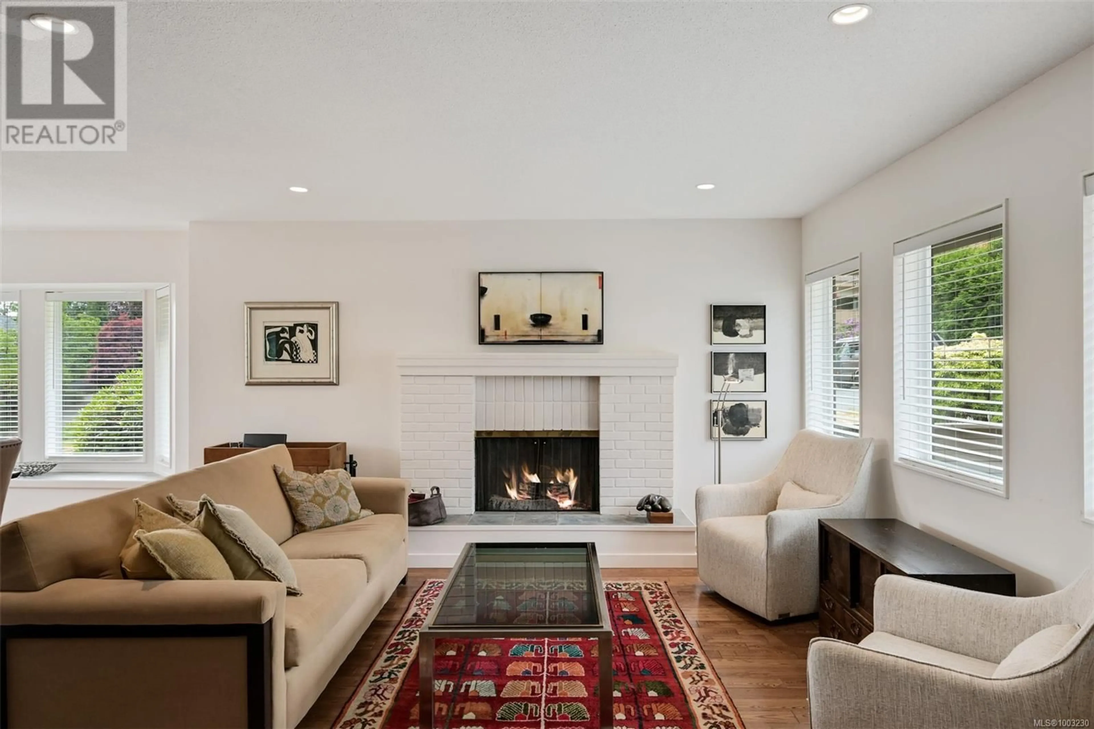 Living room with furniture, unknown for 804 SEAMIST PLACE, Saanich British Columbia V8Y2R4