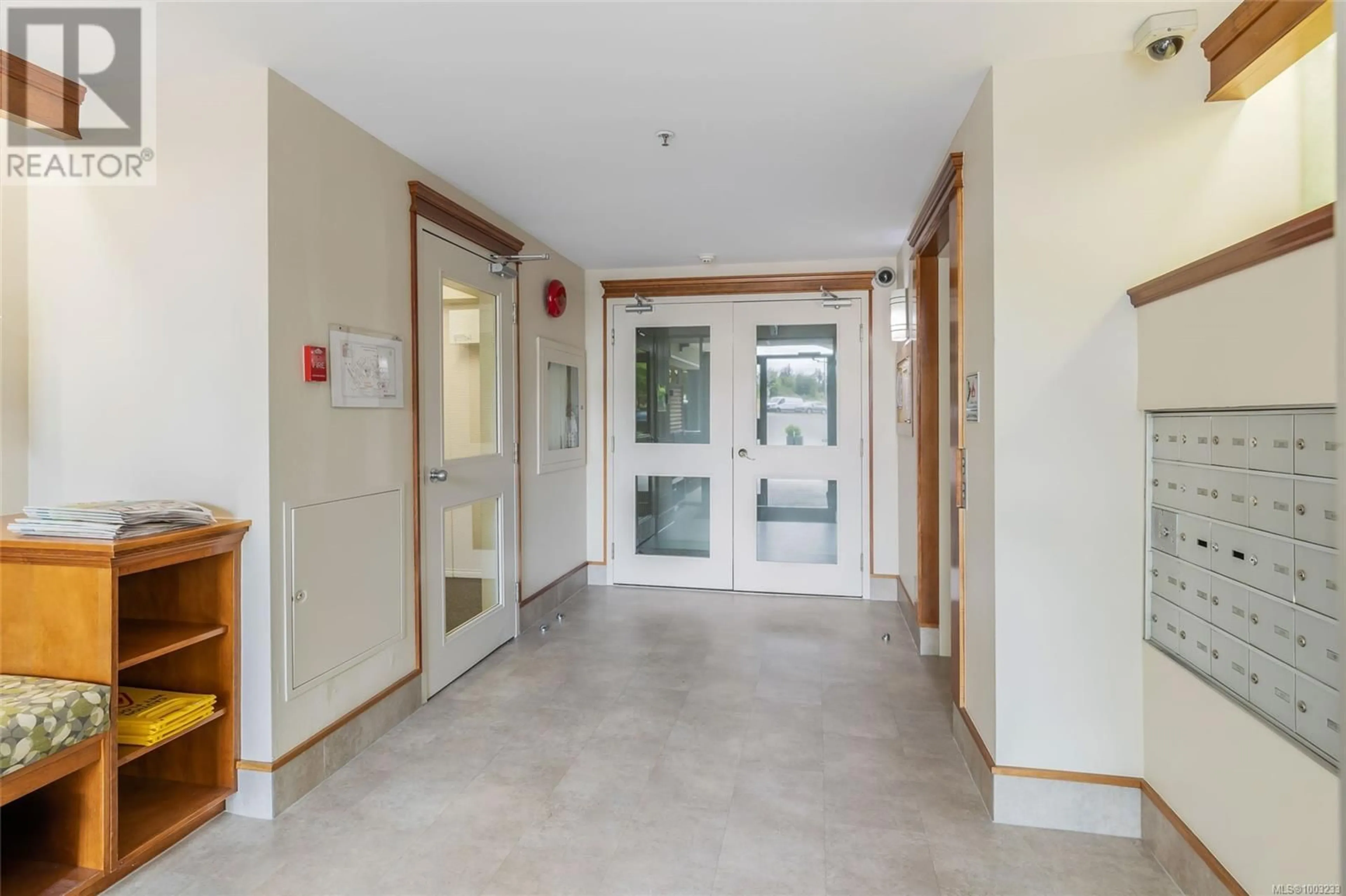 Indoor foyer for 404 - 770 POPLAR STREET, Nanaimo British Columbia V9S2H6
