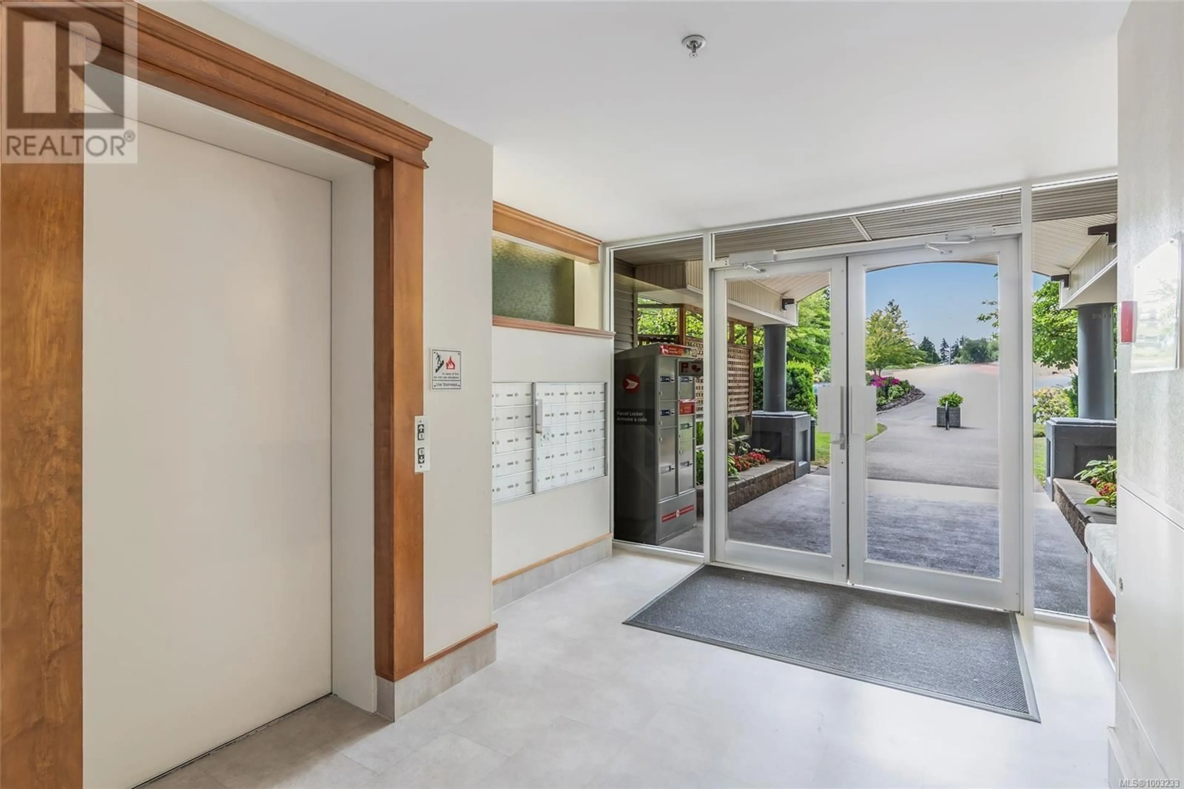 Indoor foyer for 404 - 770 POPLAR STREET, Nanaimo British Columbia V9S2H6