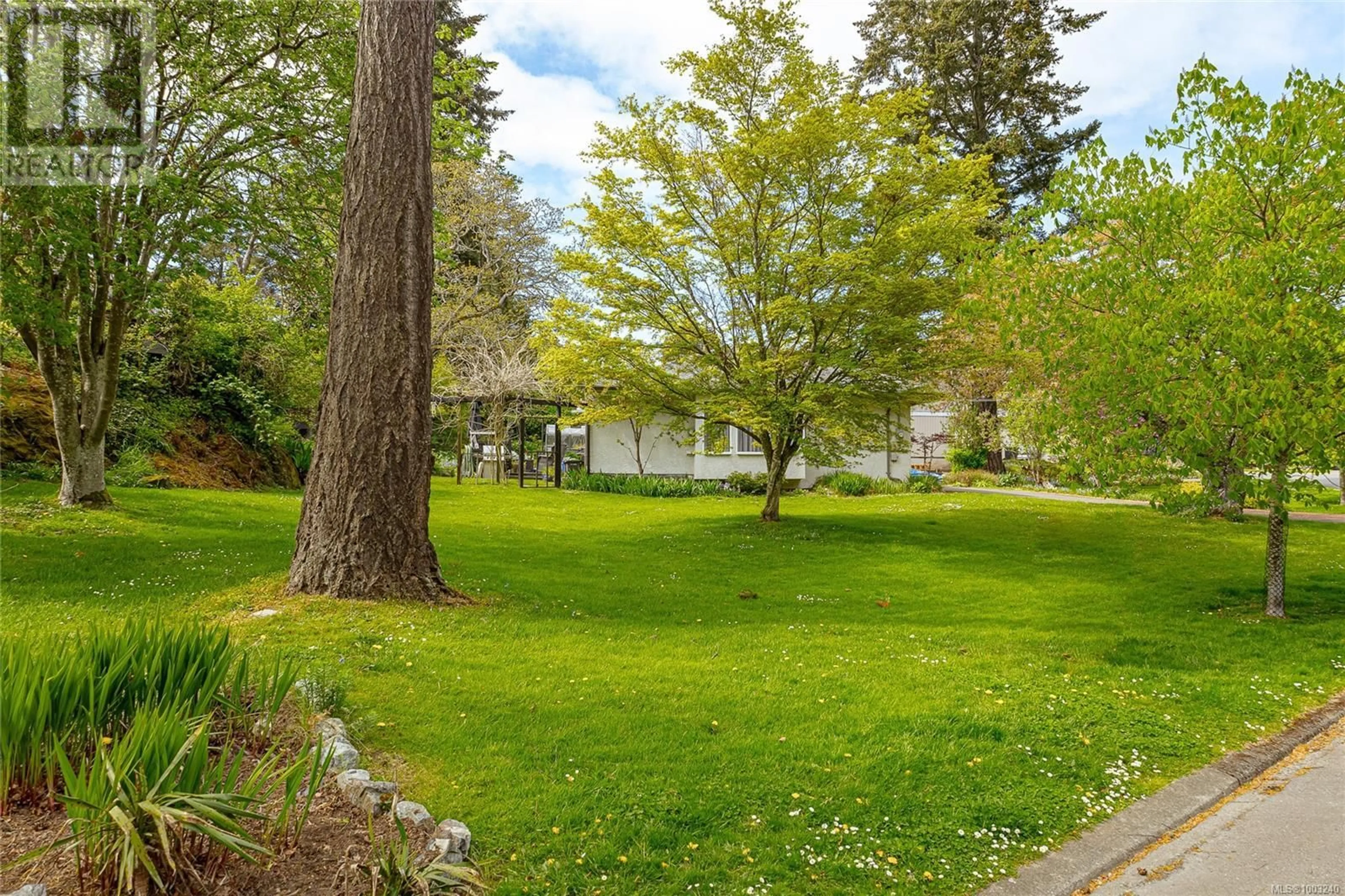 Patio, unknown for 886 CUNNINGHAM ROAD, Esquimalt British Columbia V9A4M6