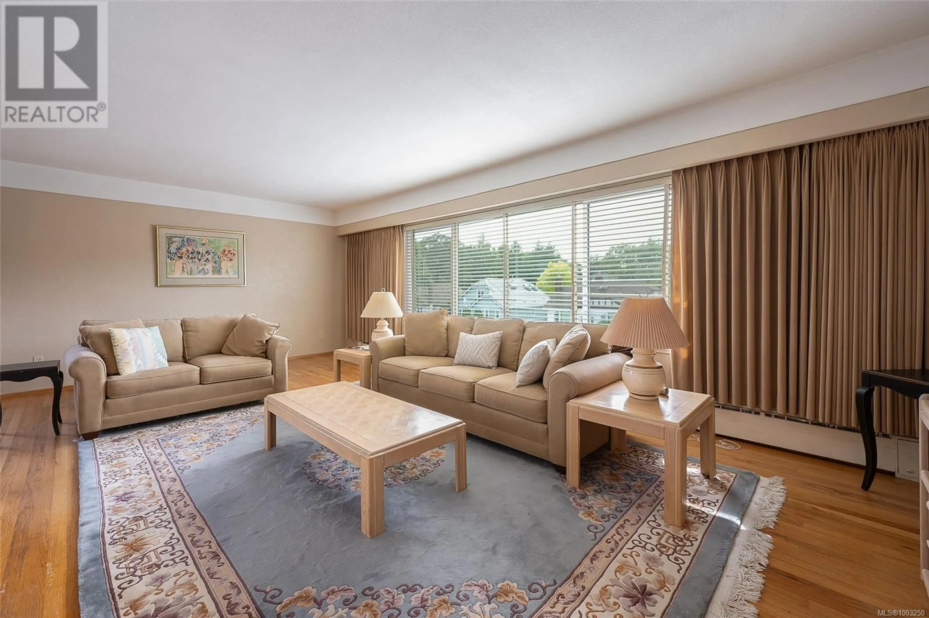 Living room with furniture, unknown for 302 - 2587 BEACH DRIVE, Oak Bay British Columbia V8S2N3