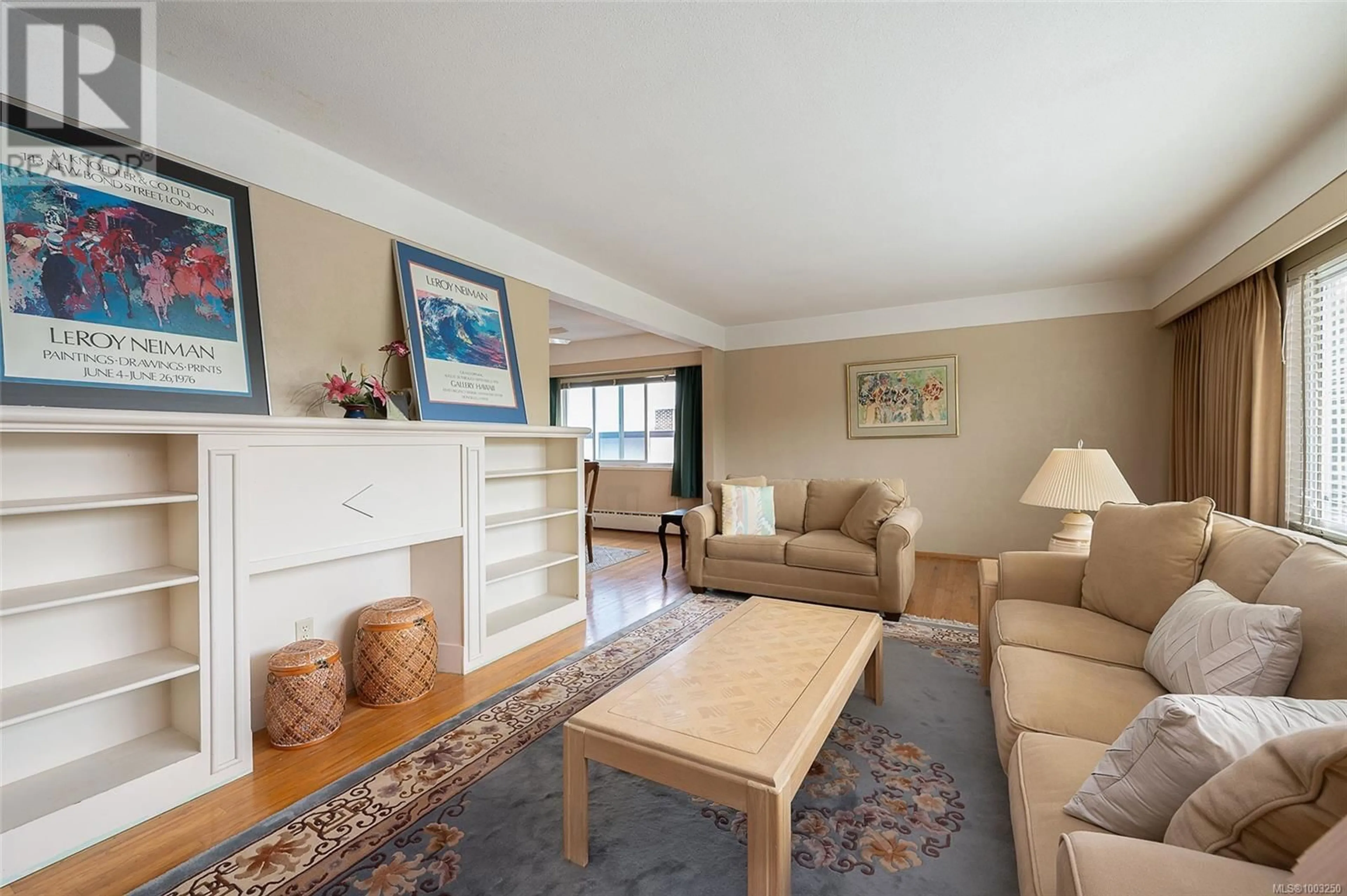 Living room with furniture, unknown for 302 - 2587 BEACH DRIVE, Oak Bay British Columbia V8S2N3