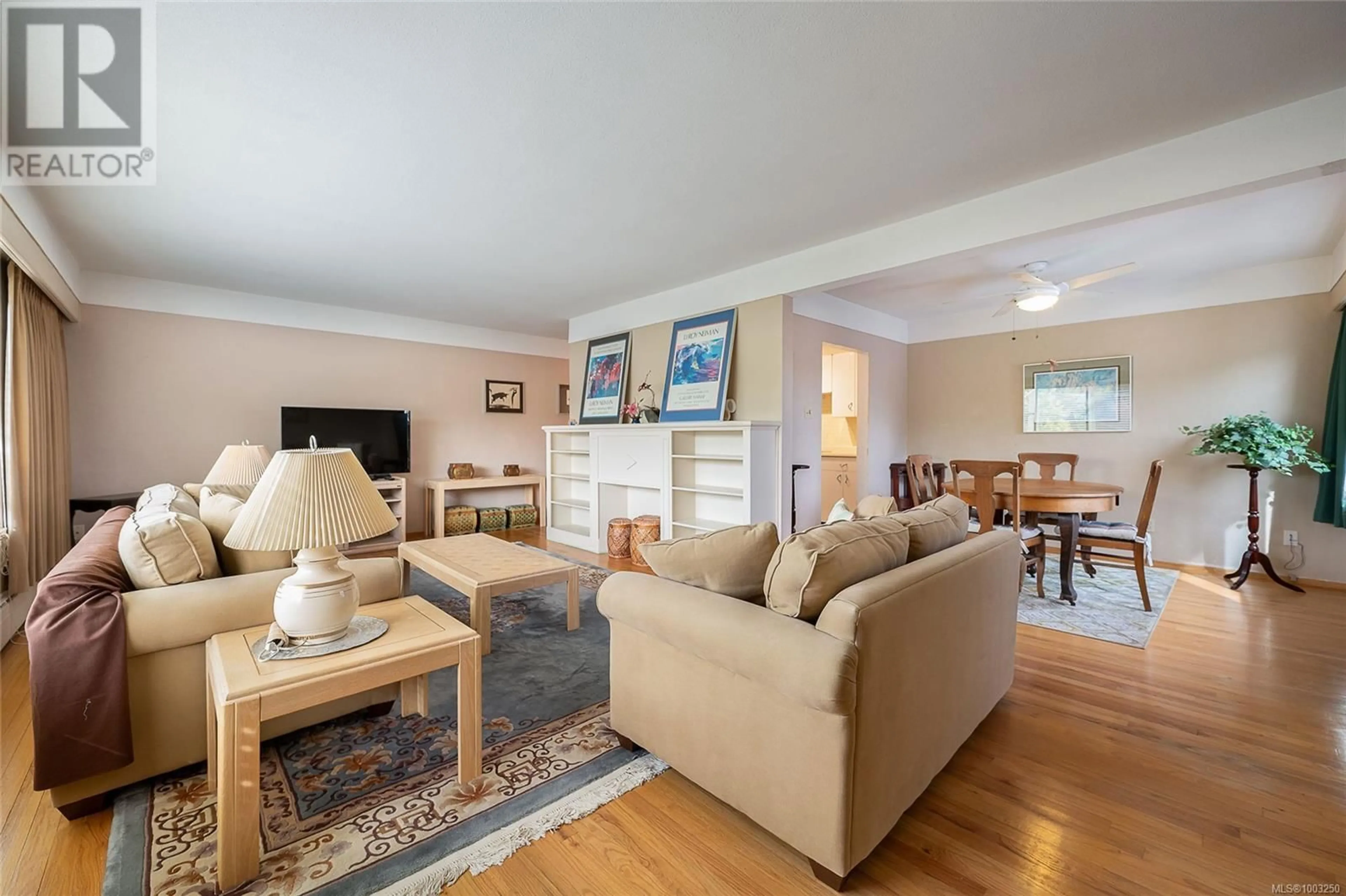 Living room with furniture, unknown for 302 - 2587 BEACH DRIVE, Oak Bay British Columbia V8S2N3