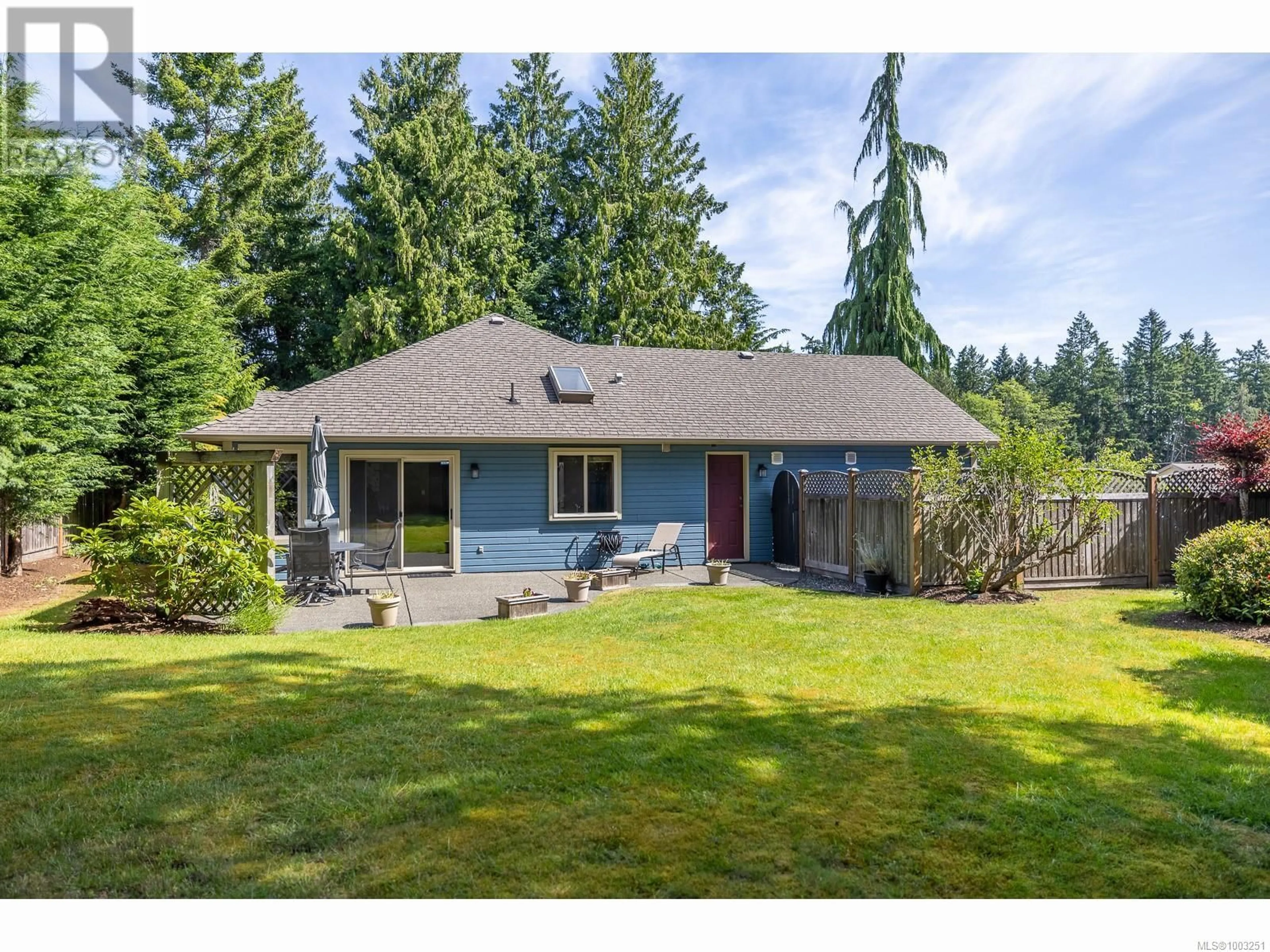 A pic from outside/outdoor area/front of a property/back of a property/a pic from drone, unknown for 585 HAZELWOOD PLACE, Qualicum Beach British Columbia V9K1A1