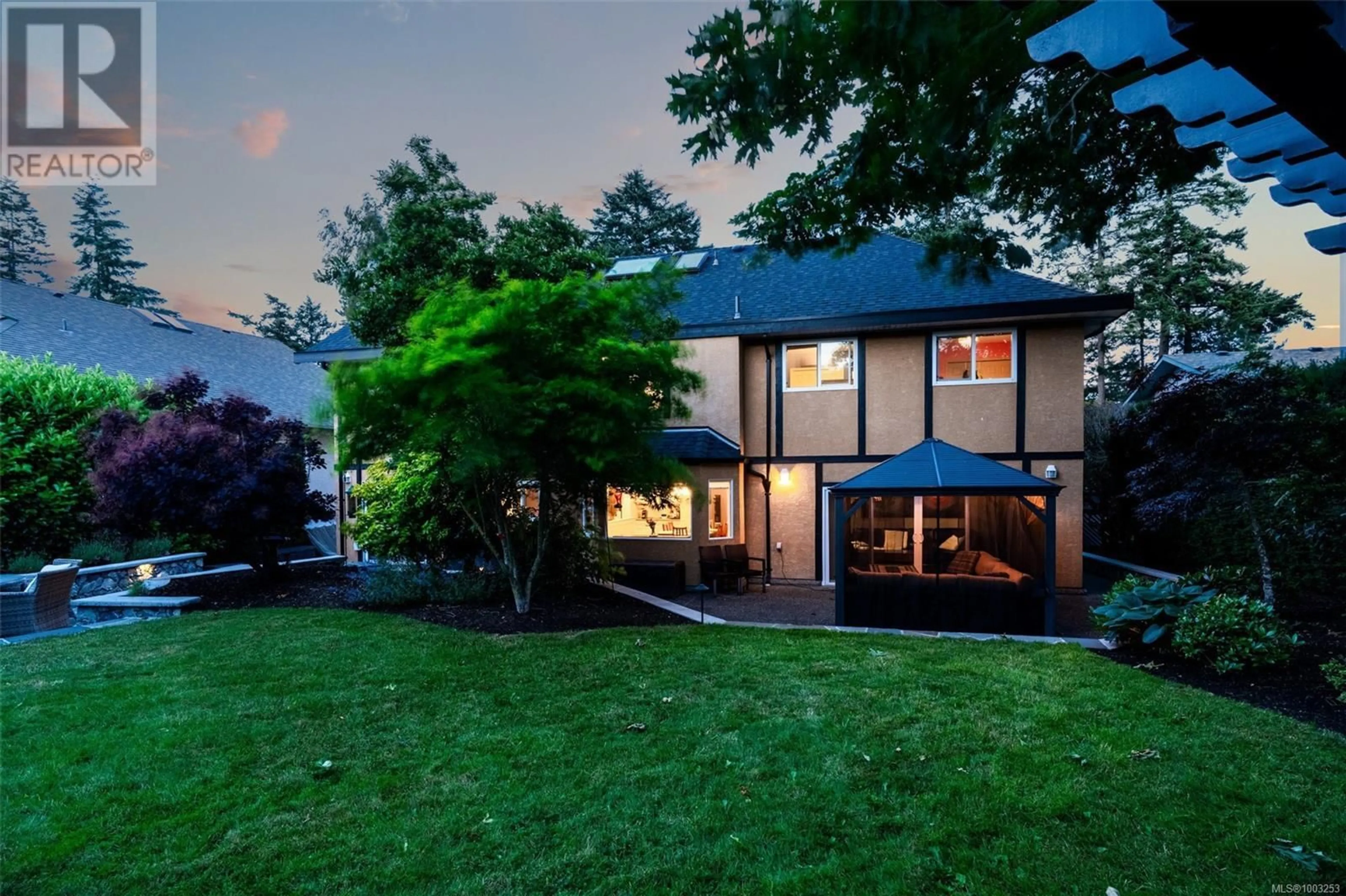 A pic from outside/outdoor area/front of a property/back of a property/a pic from drone, unknown for 2013 FERNDALE ROAD, Saanich British Columbia V8N2Y4