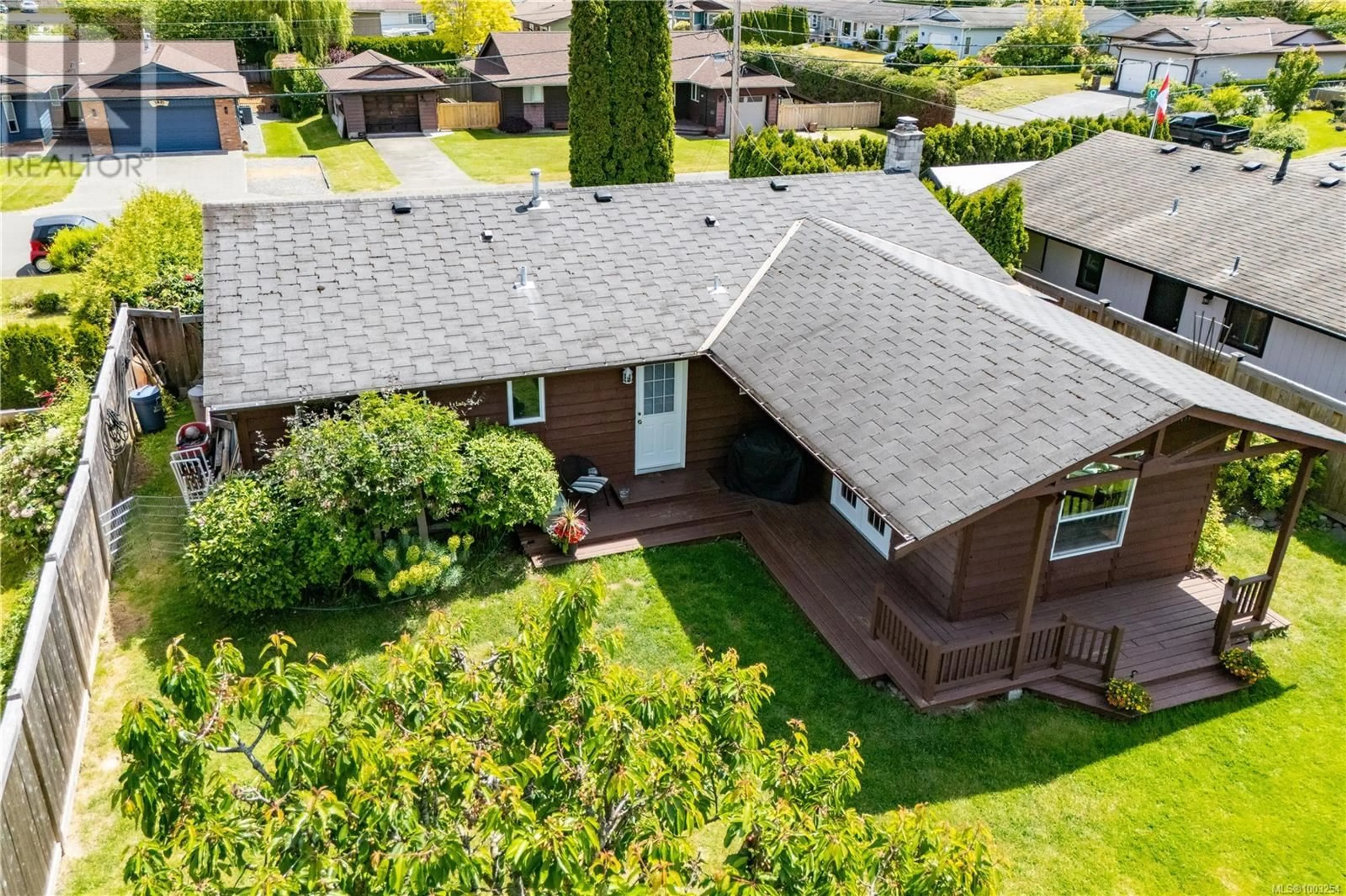 A pic from outside/outdoor area/front of a property/back of a property/a pic from drone, street for 3632 DAKOTA DRIVE, Campbell River British Columbia V9W6S9