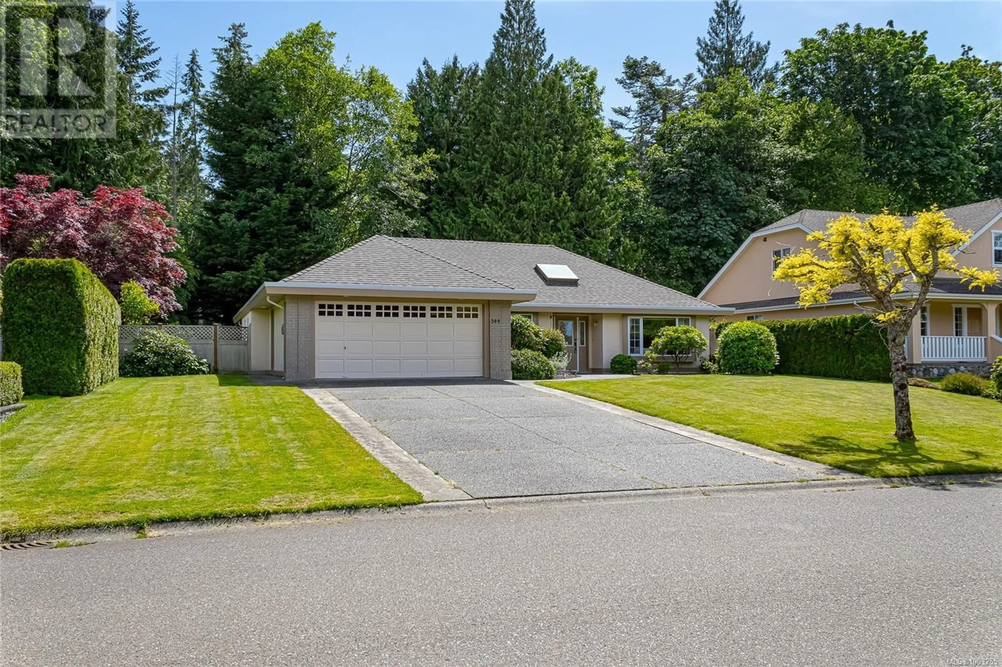 Home with vinyl exterior material, street for 544 WILLOW ROAD, Qualicum Beach British Columbia V9K1K8
