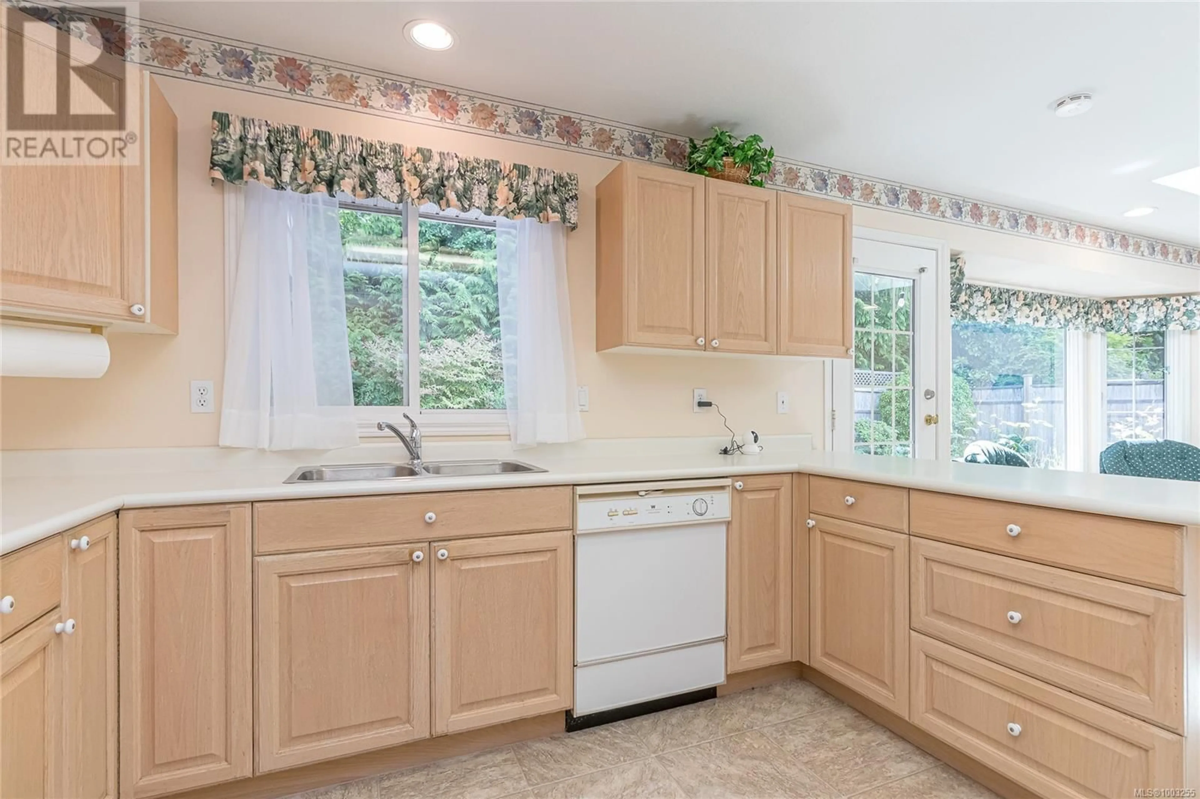 Standard kitchen, ceramic/tile floor for 544 WILLOW ROAD, Qualicum Beach British Columbia V9K1K8