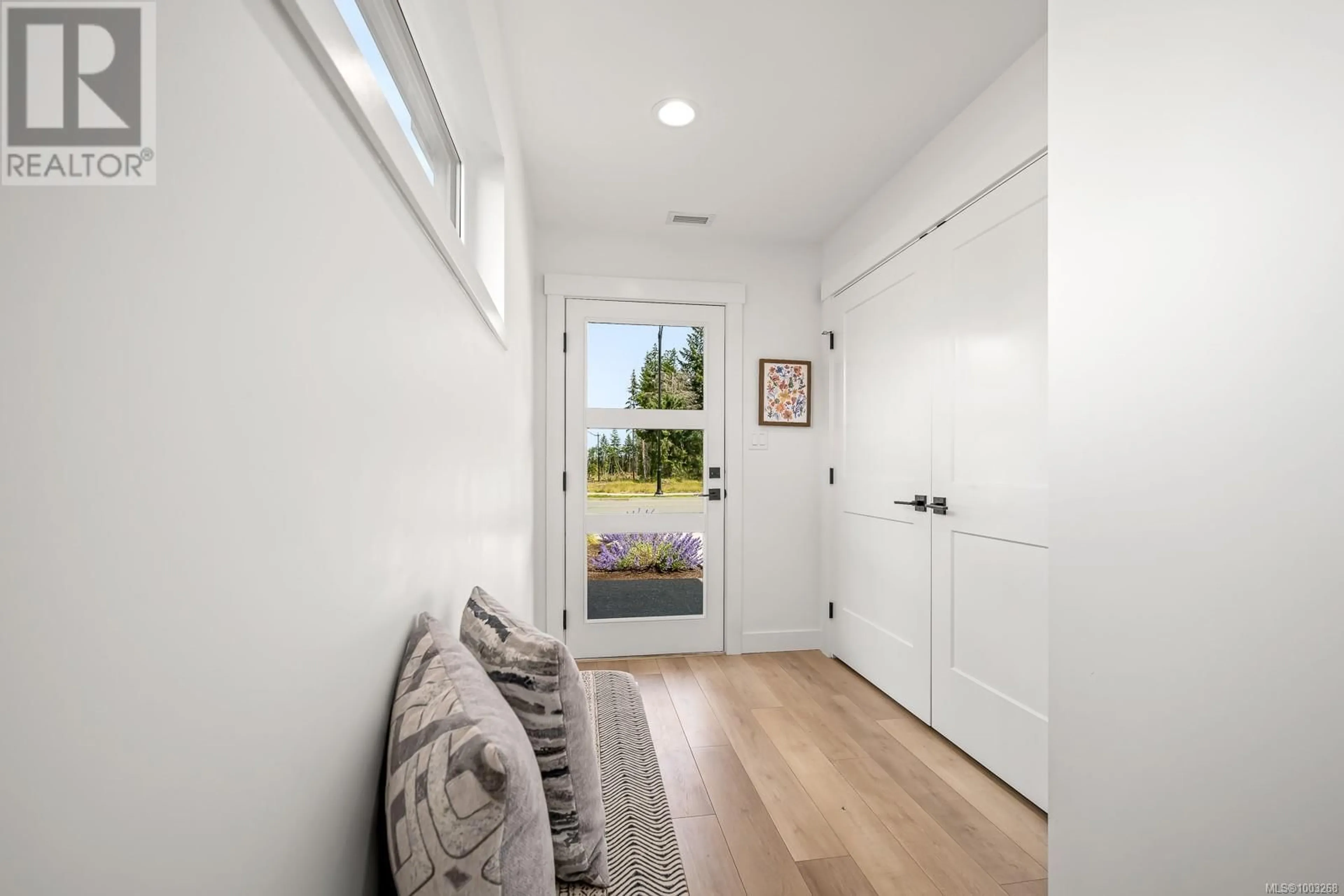 Indoor entryway for 8 - 3028 ALDER STREET SOUTH, Campbell River British Columbia V9H0E9