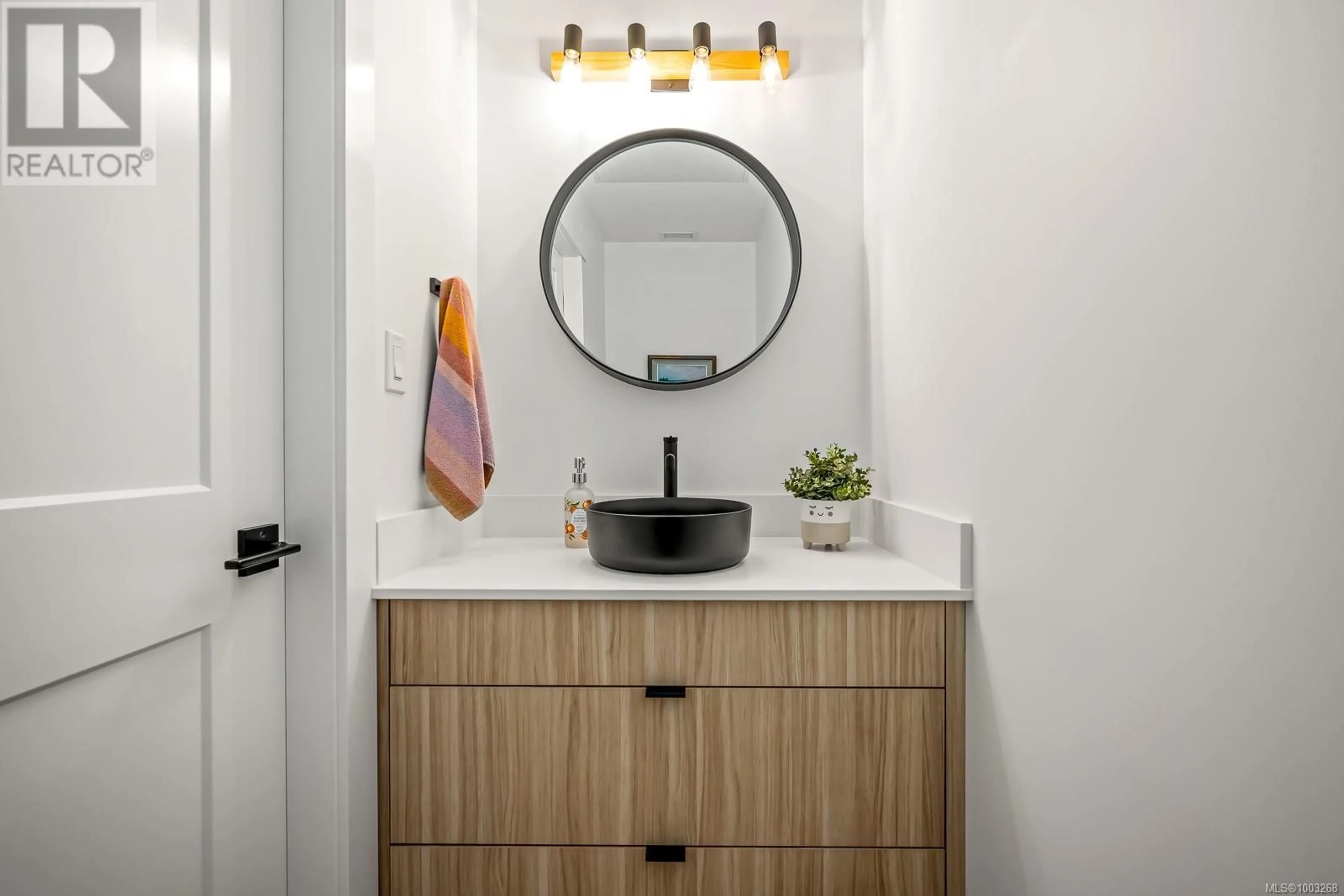 Contemporary bathroom, ceramic/tile floor for 8 - 3028 ALDER STREET SOUTH, Campbell River British Columbia V9H0E9