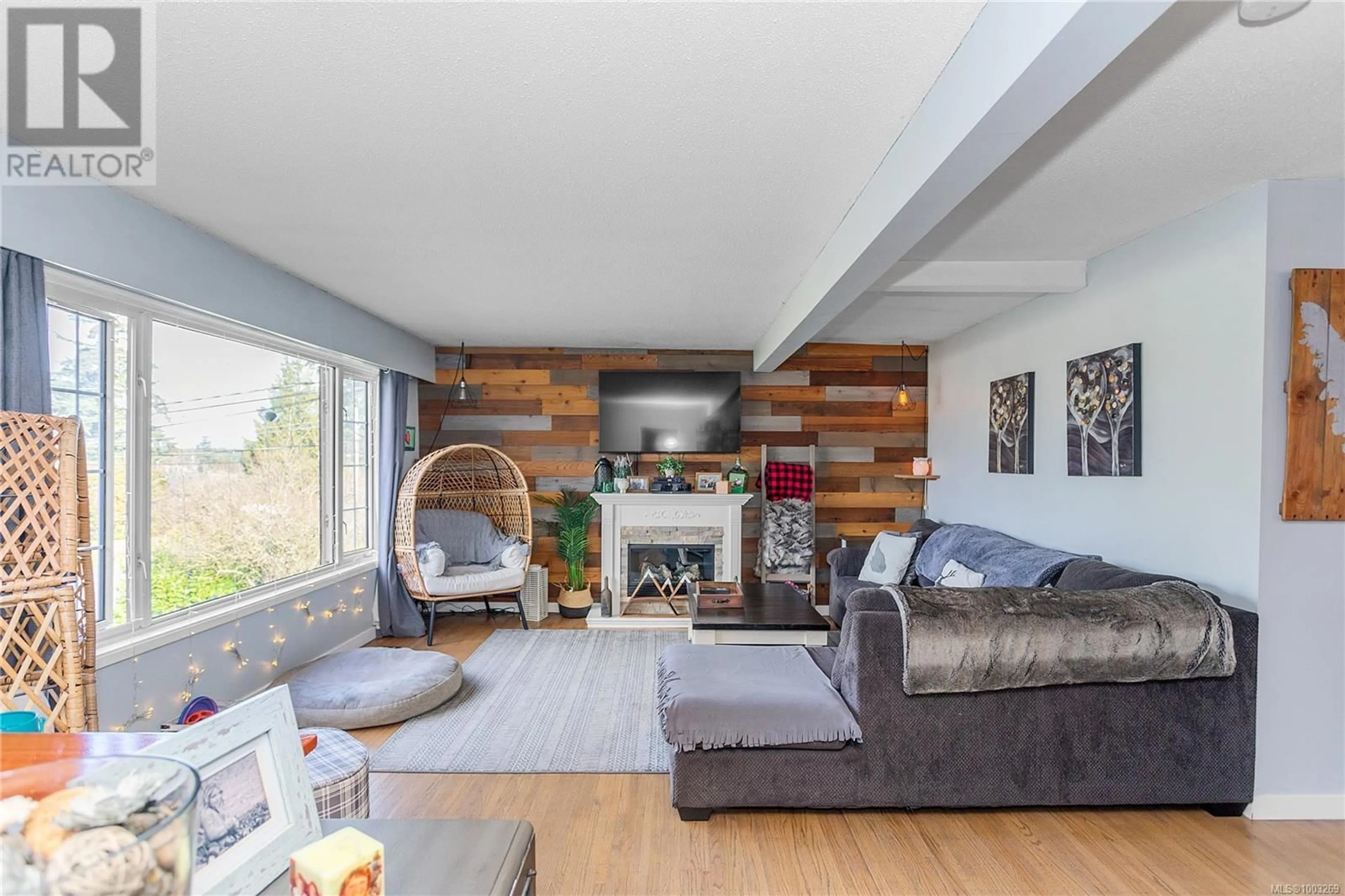 Living room with furniture, wood/laminate floor for 781 CHELSEA STREET, Nanaimo British Columbia V9S1Y2