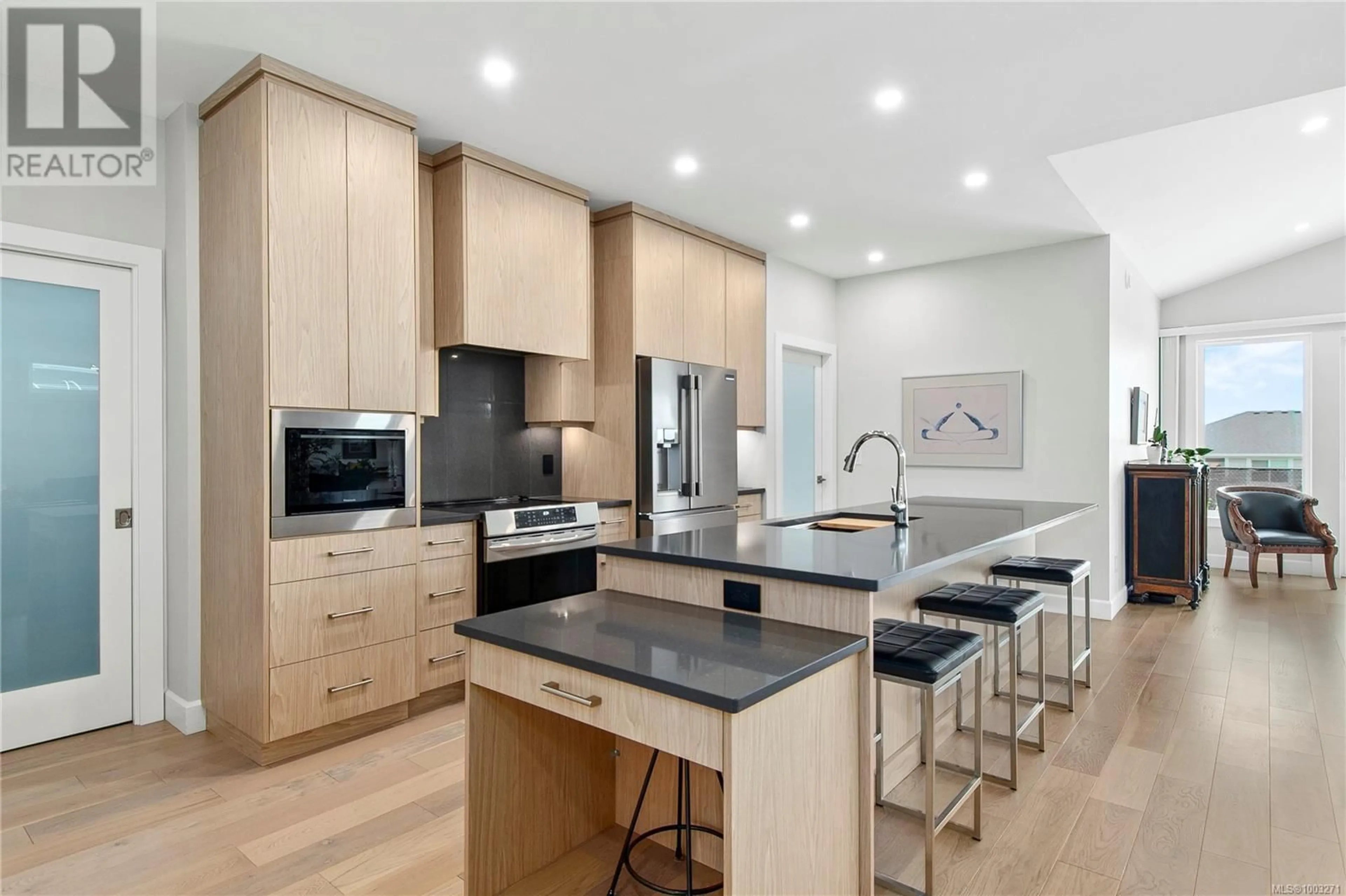 Contemporary kitchen, wood/laminate floor for 3329 EAGLEVIEW CRESCENT, Courtenay British Columbia V9N0B6