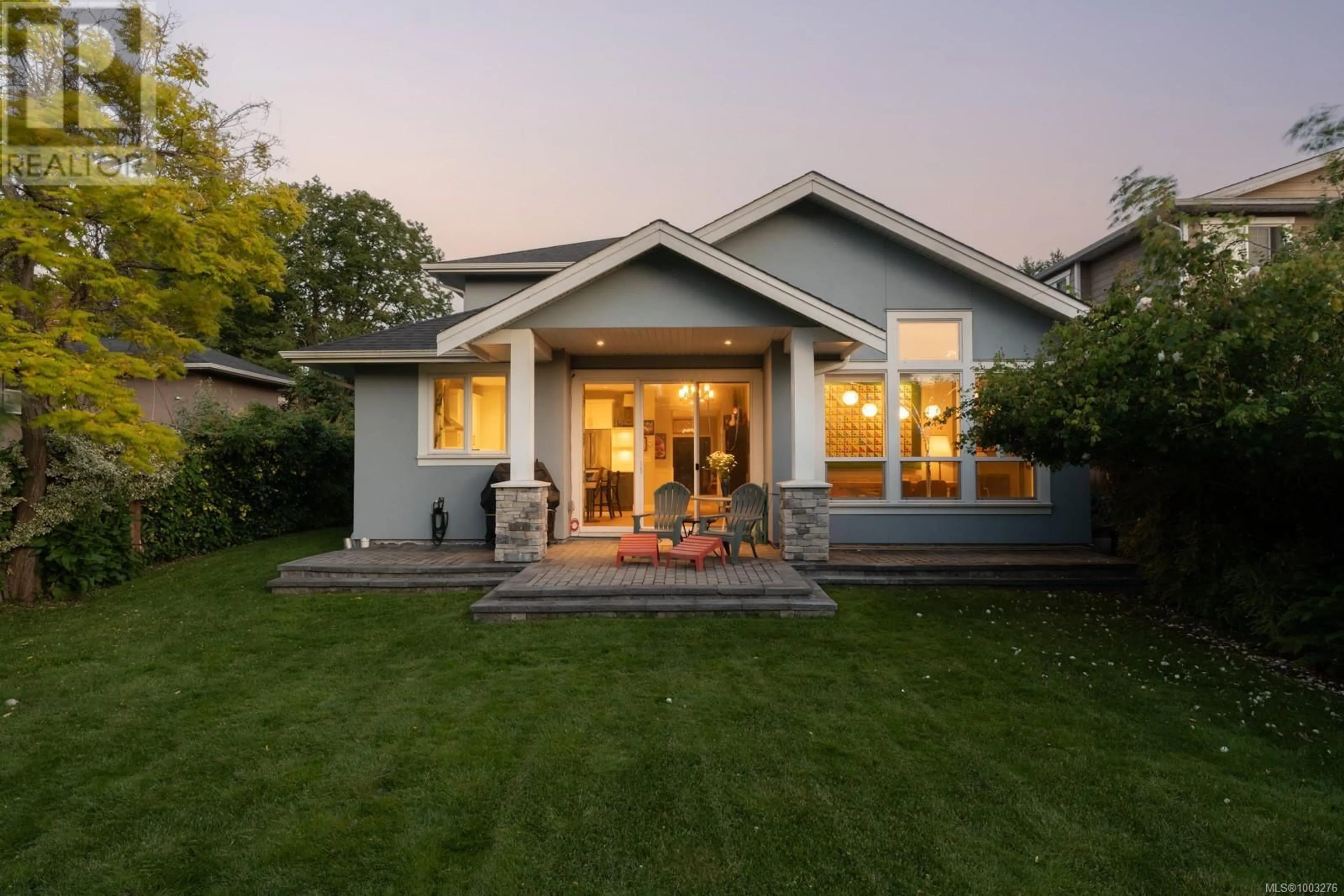 Home with vinyl exterior material, street for 2044 MILTON STREET, Oak Bay British Columbia V8R1N9