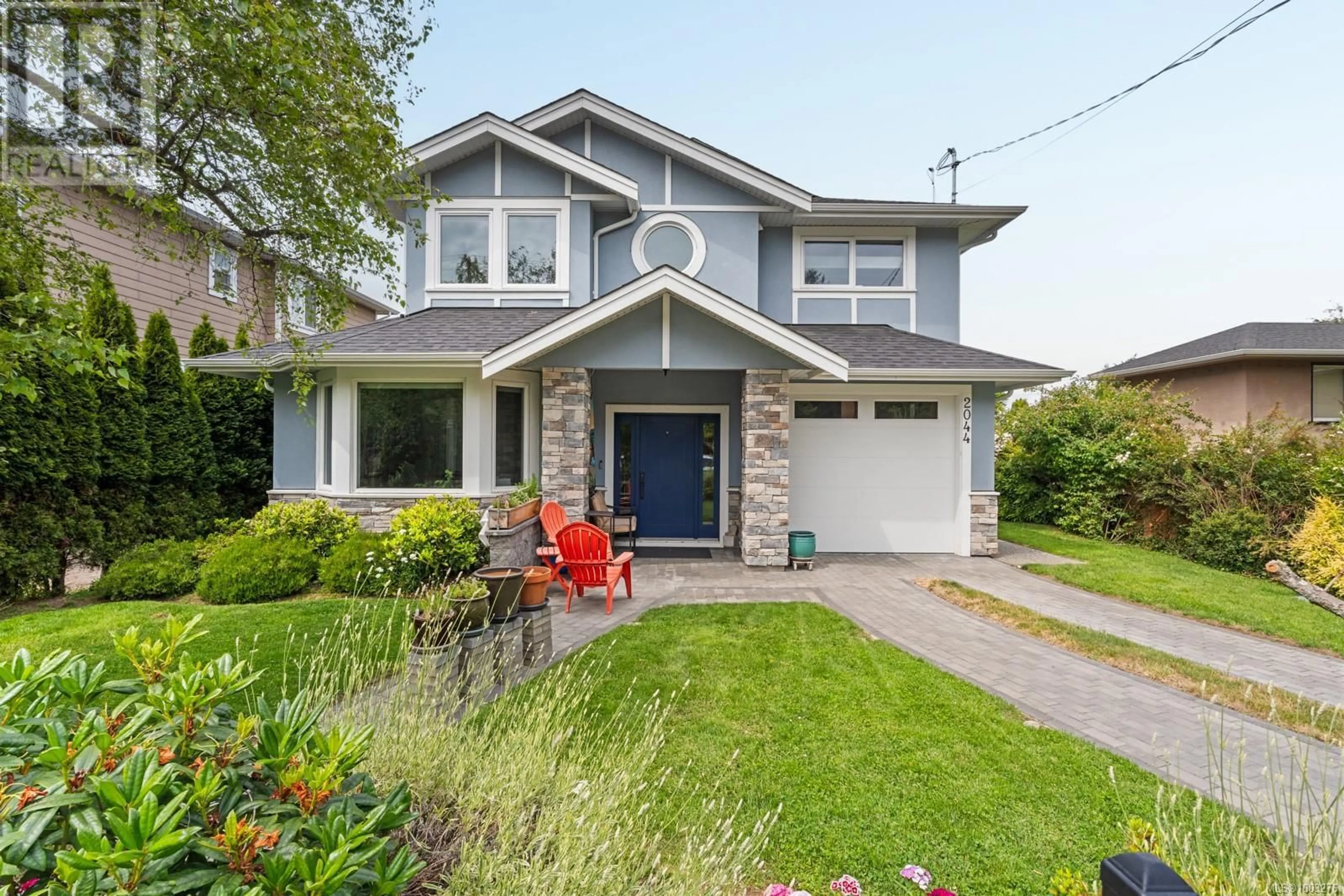 Home with vinyl exterior material, street for 2044 MILTON STREET, Oak Bay British Columbia V8R1N9