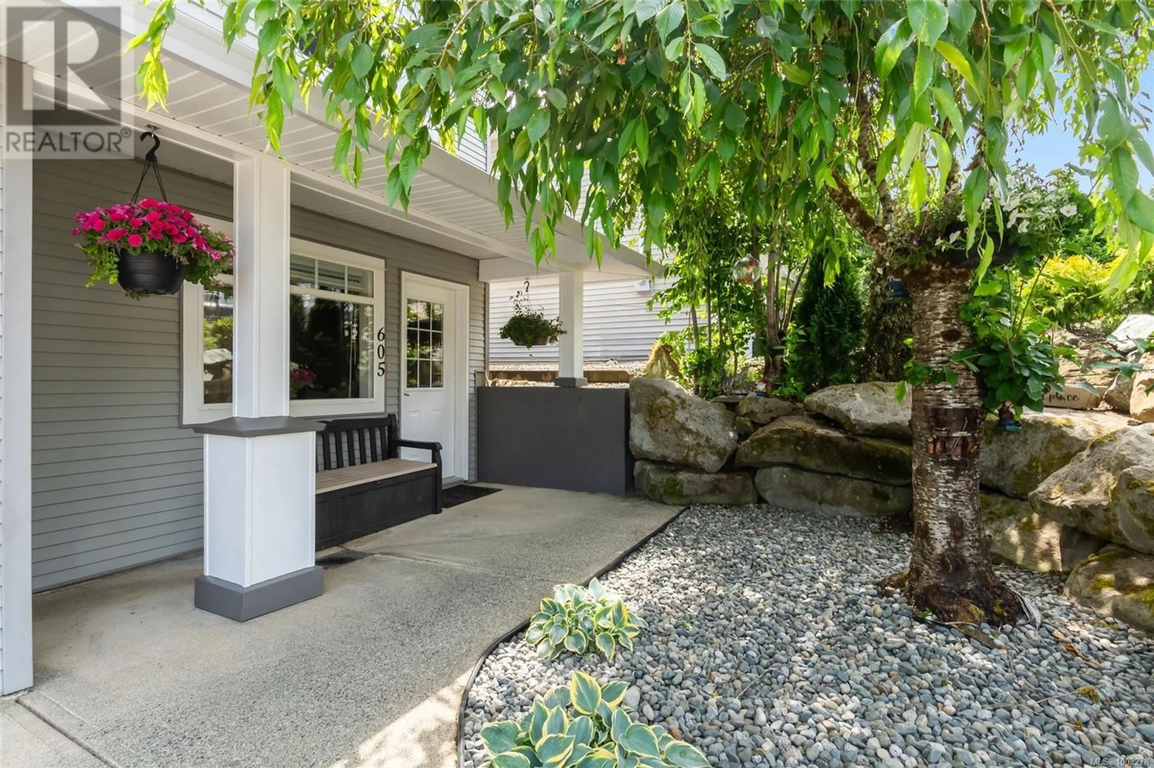 Patio, street for 605 CRAIG ROAD, Ladysmith British Columbia V9G1W1